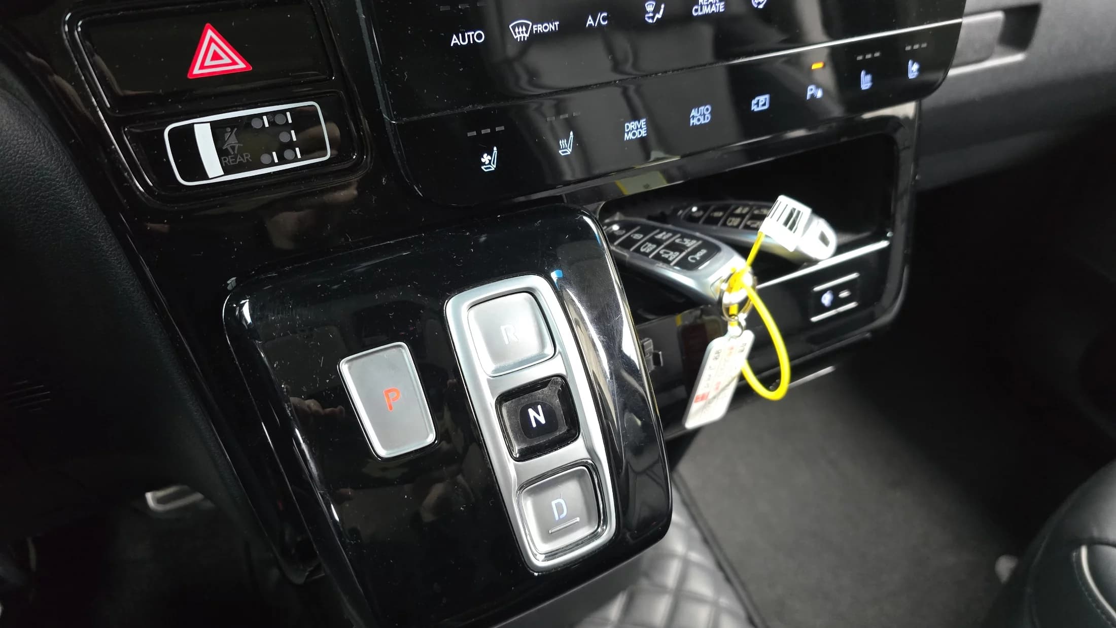 Hyundai Staria 4WD Lounge 7-Seater Inspiration, 2023 г. 251699 км. — фото 9
