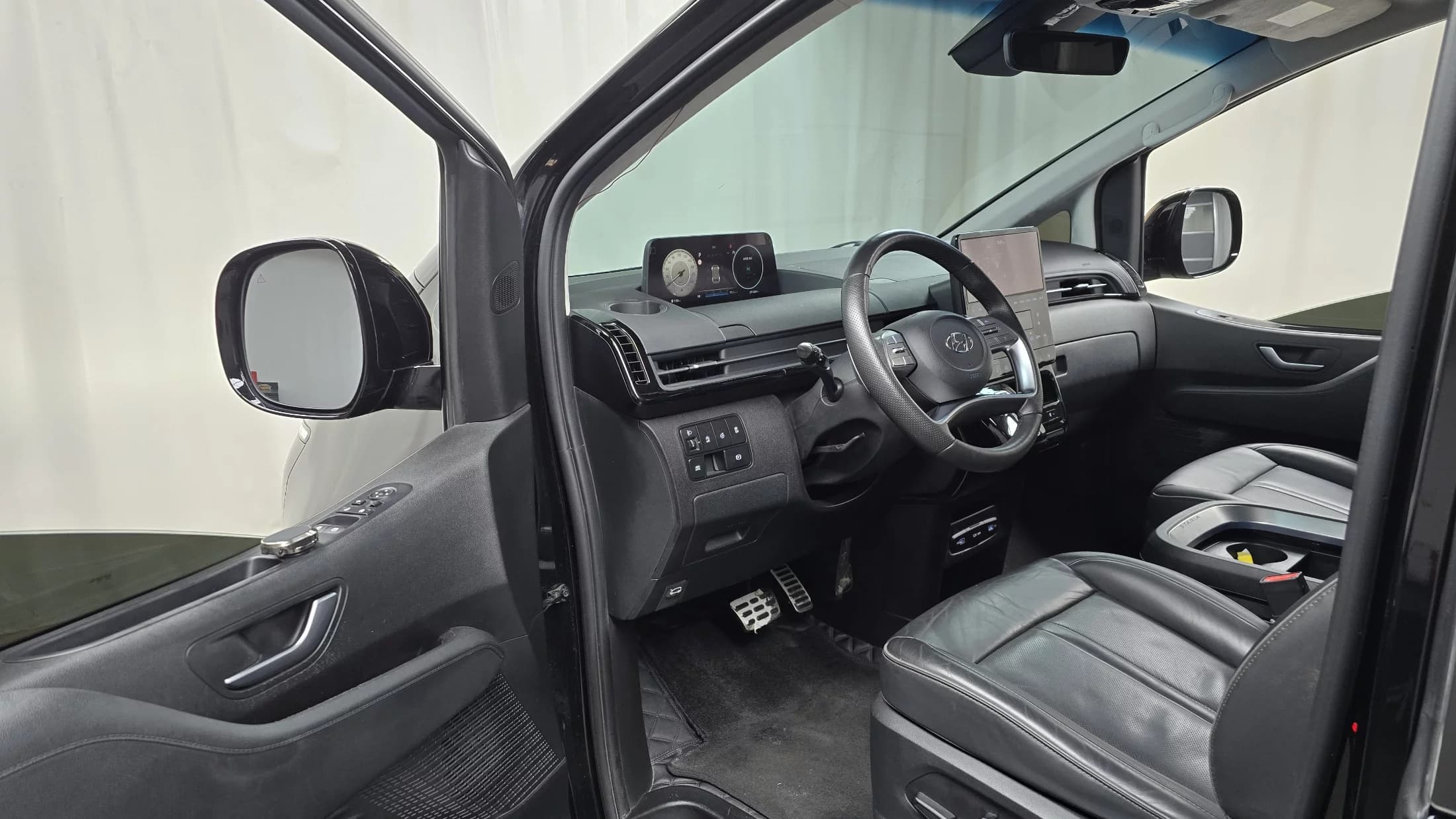 Hyundai Staria 4WD Lounge 7-Seater Inspiration, 2023 г. 251699 км. — фото 10