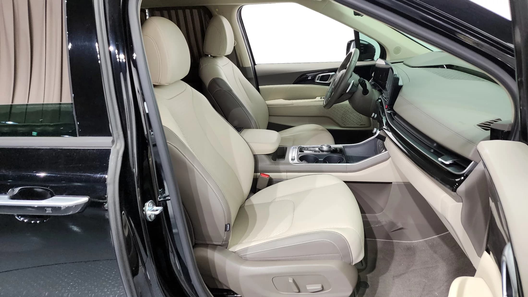 Kia Carnival Gasoline 7-Seater Hi Limousine Signature, 2024 г. 10331 км. — фото 11