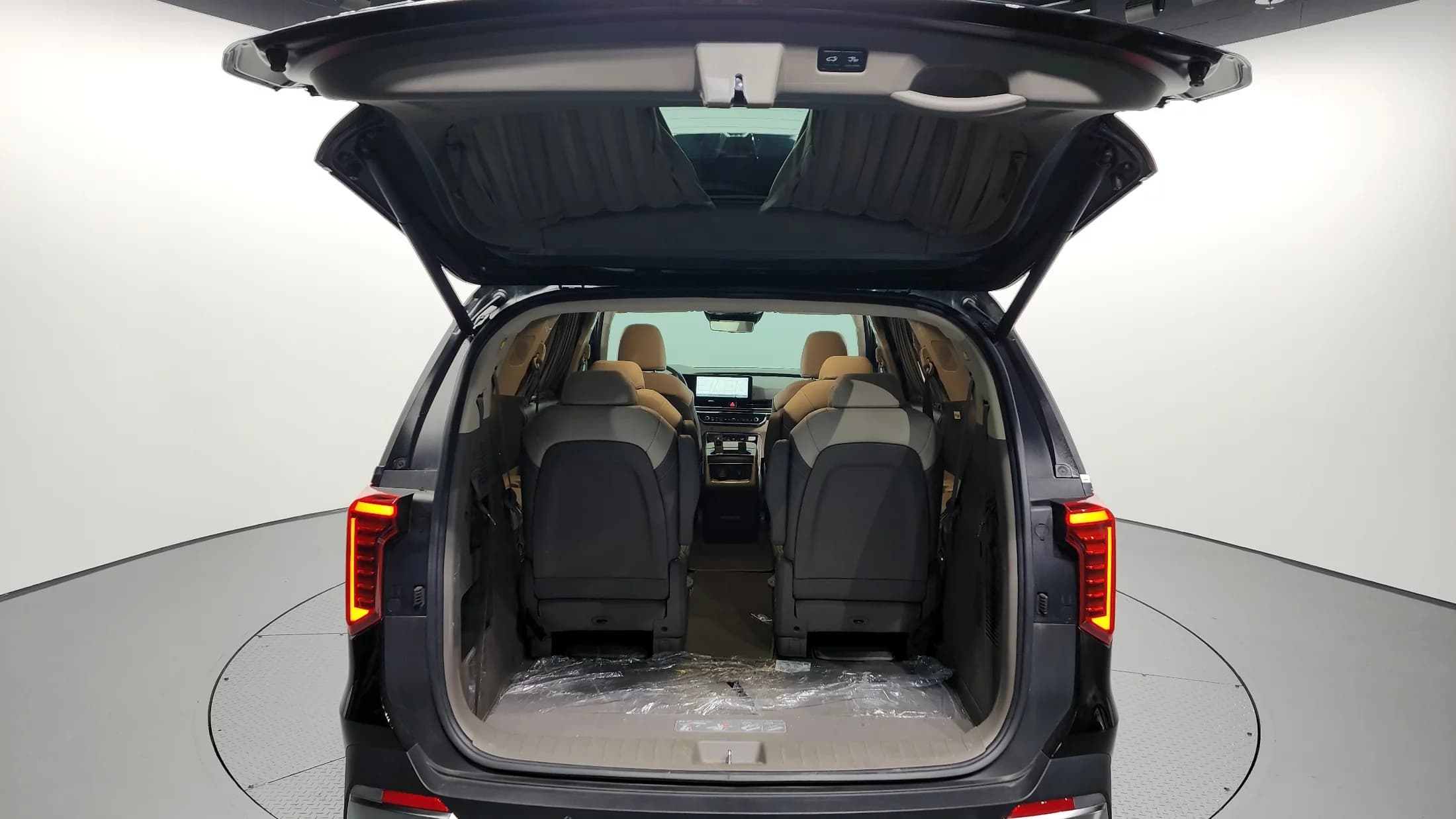 Kia Carnival Gasoline 7-Seater Hi Limousine Signature, 2024 г. 10331 км. — фото 20