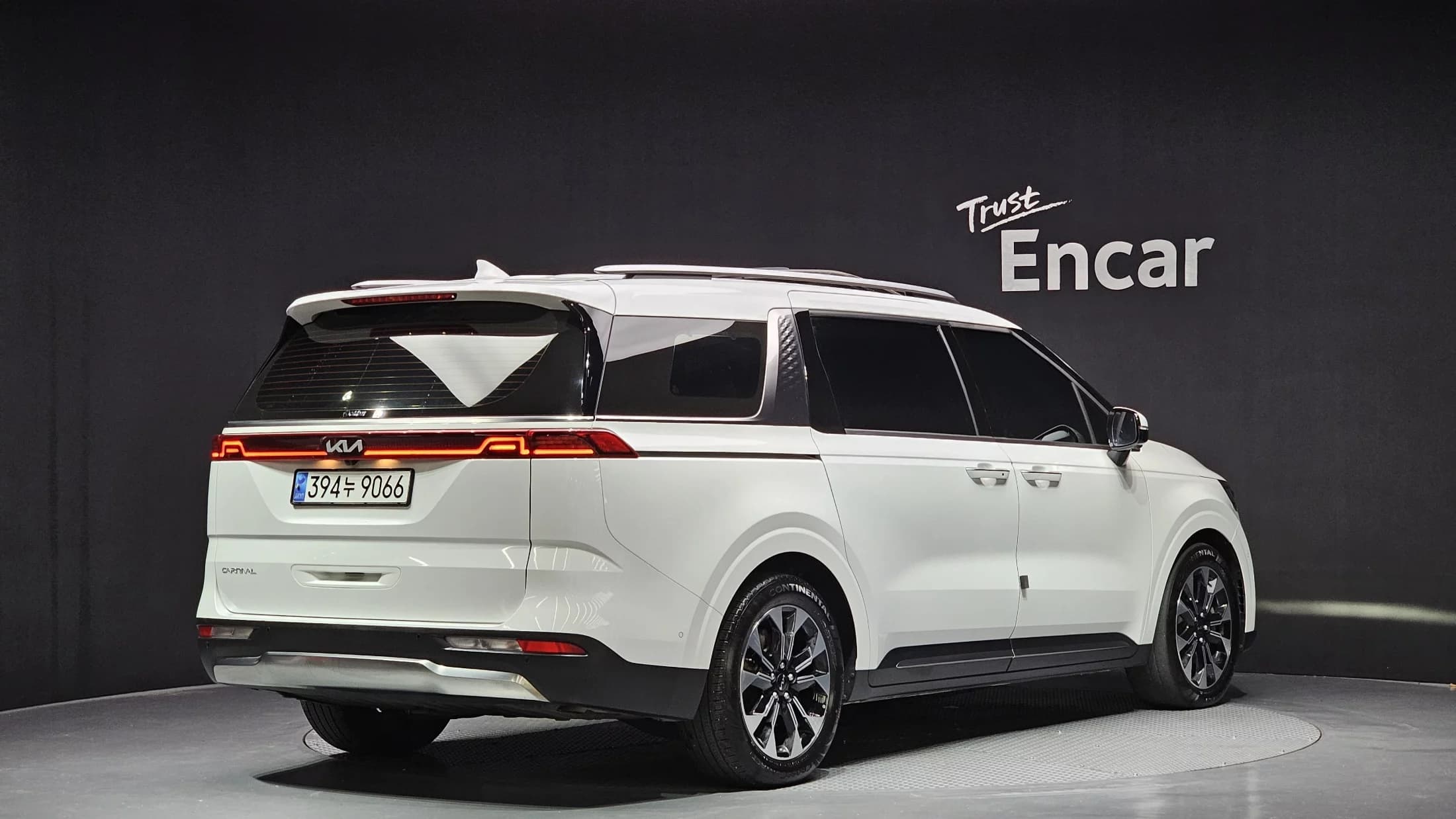 Kia Carnival 7-Seater Signature, 2023 г. 39218 км. — фото 2