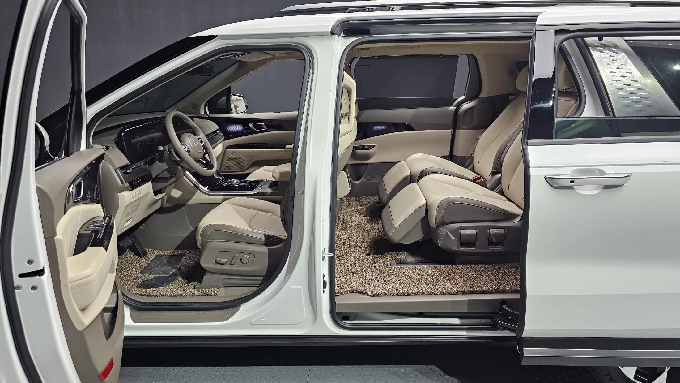 Kia Carnival 7-Seater Signature, 2023 г. 39218 км. — фото 11
