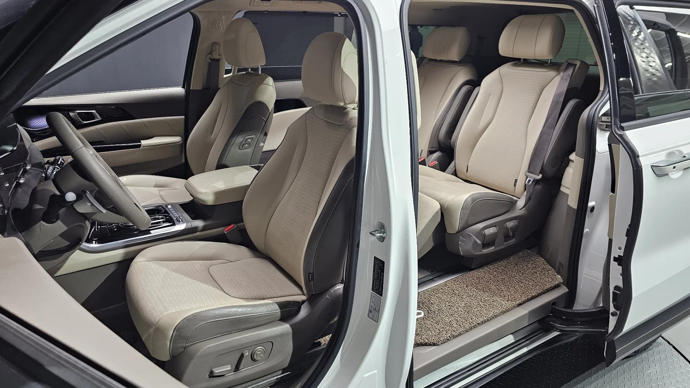 Kia Carnival 7-Seater Signature, 2023 г. 39218 км. — фото 12