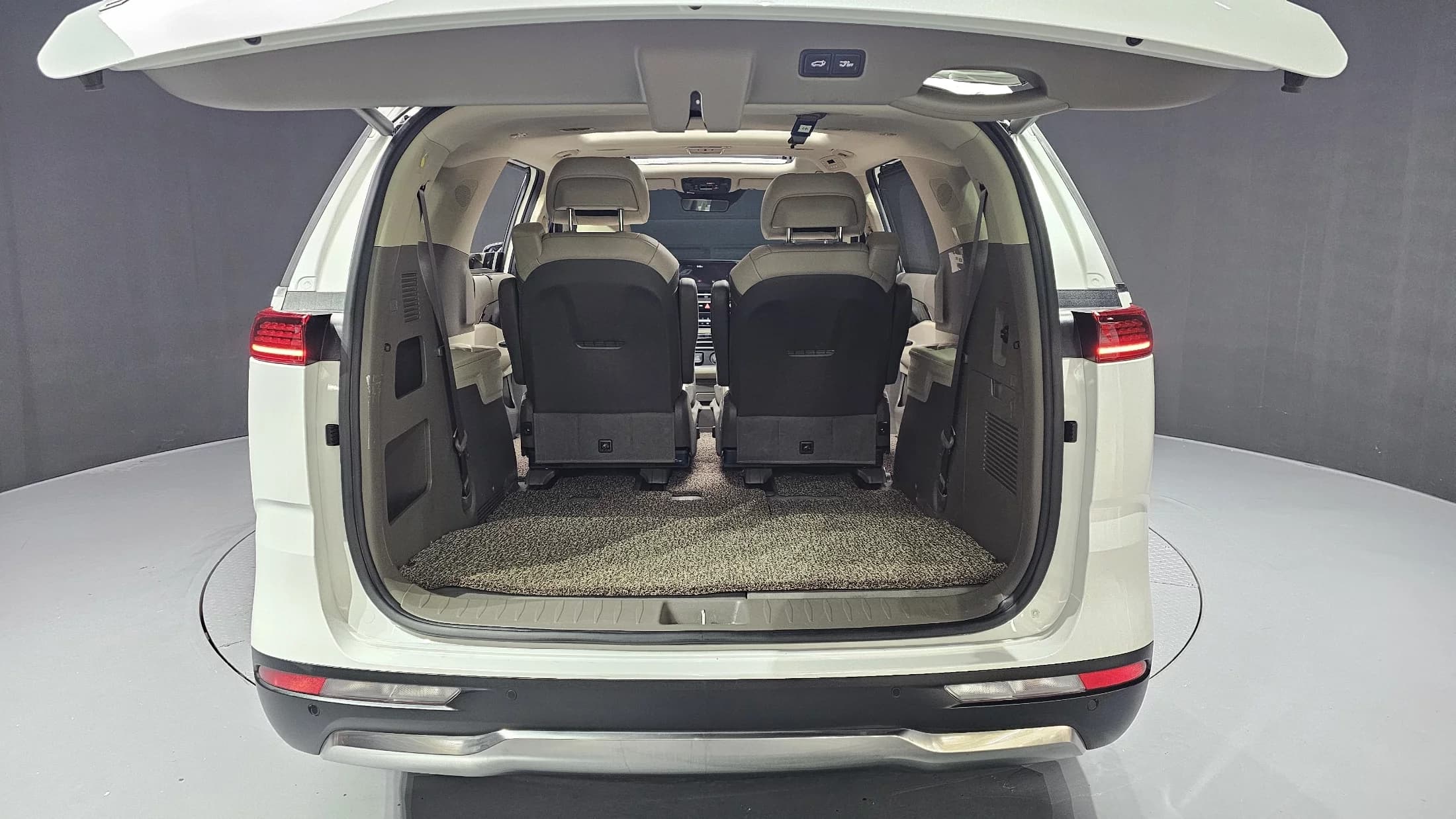 Kia Carnival 7-Seater Signature, 2023 г. 39218 км. — фото 20