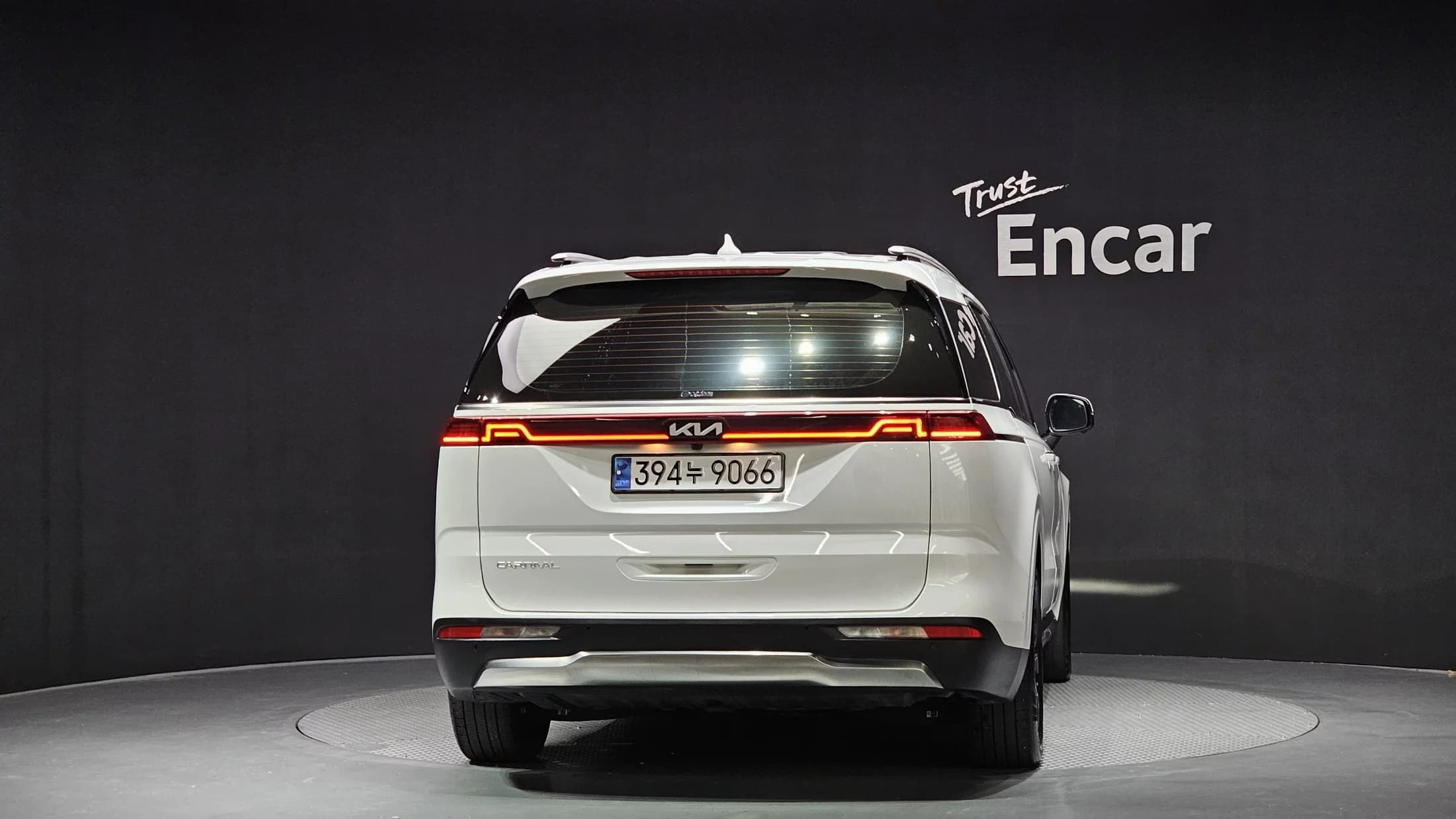 Kia Carnival 7-Seater Signature, 2023 г. 39218 км. — фото 4