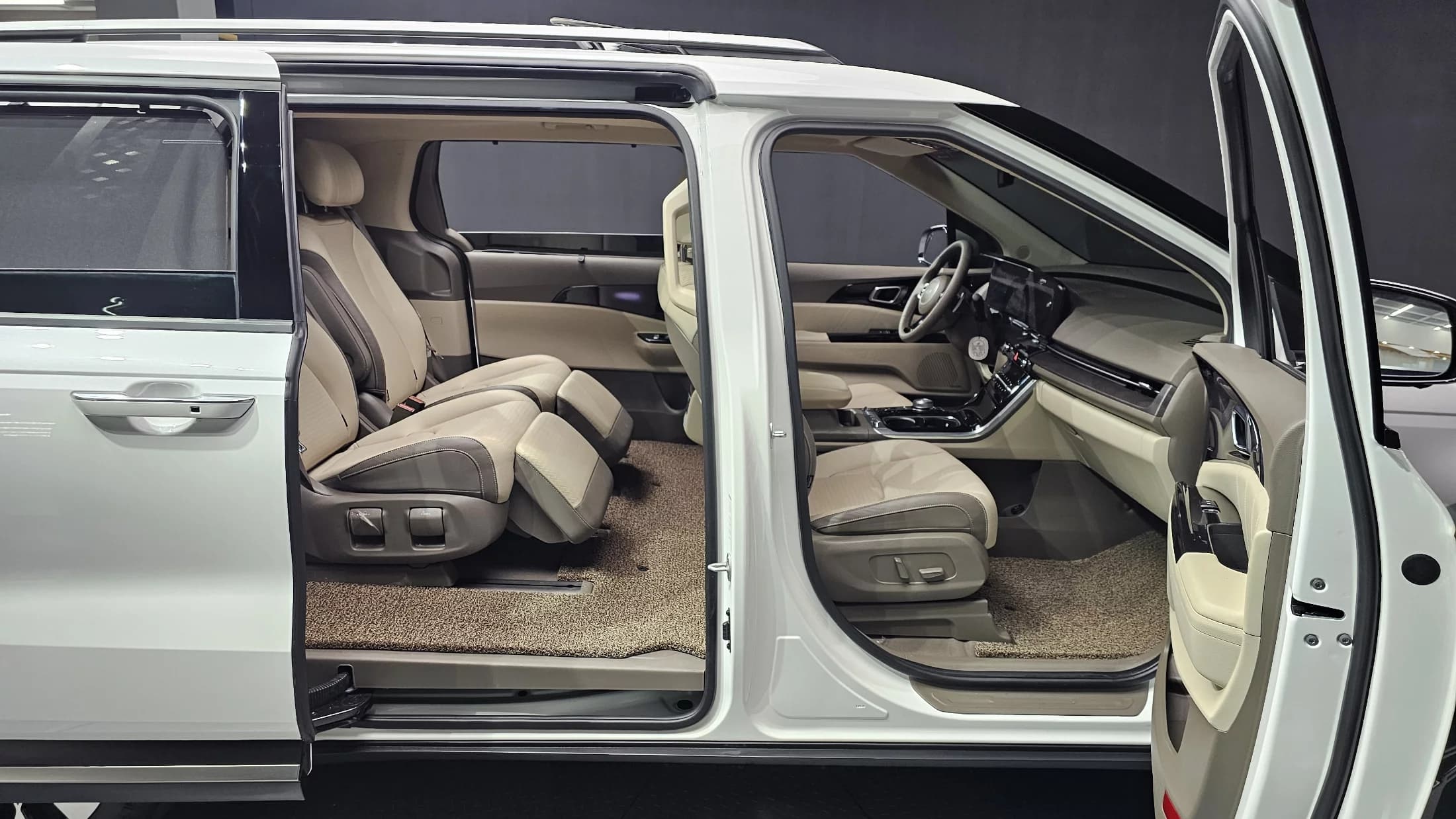 Kia Carnival 7-Seater Signature, 2023 г. 39218 км. — фото 10
