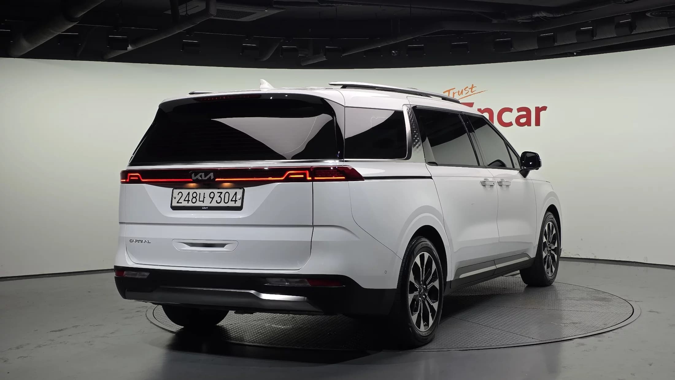 Kia Carnival 9-Seater Noblesse, 2023 г. 42174 км. — фото 2