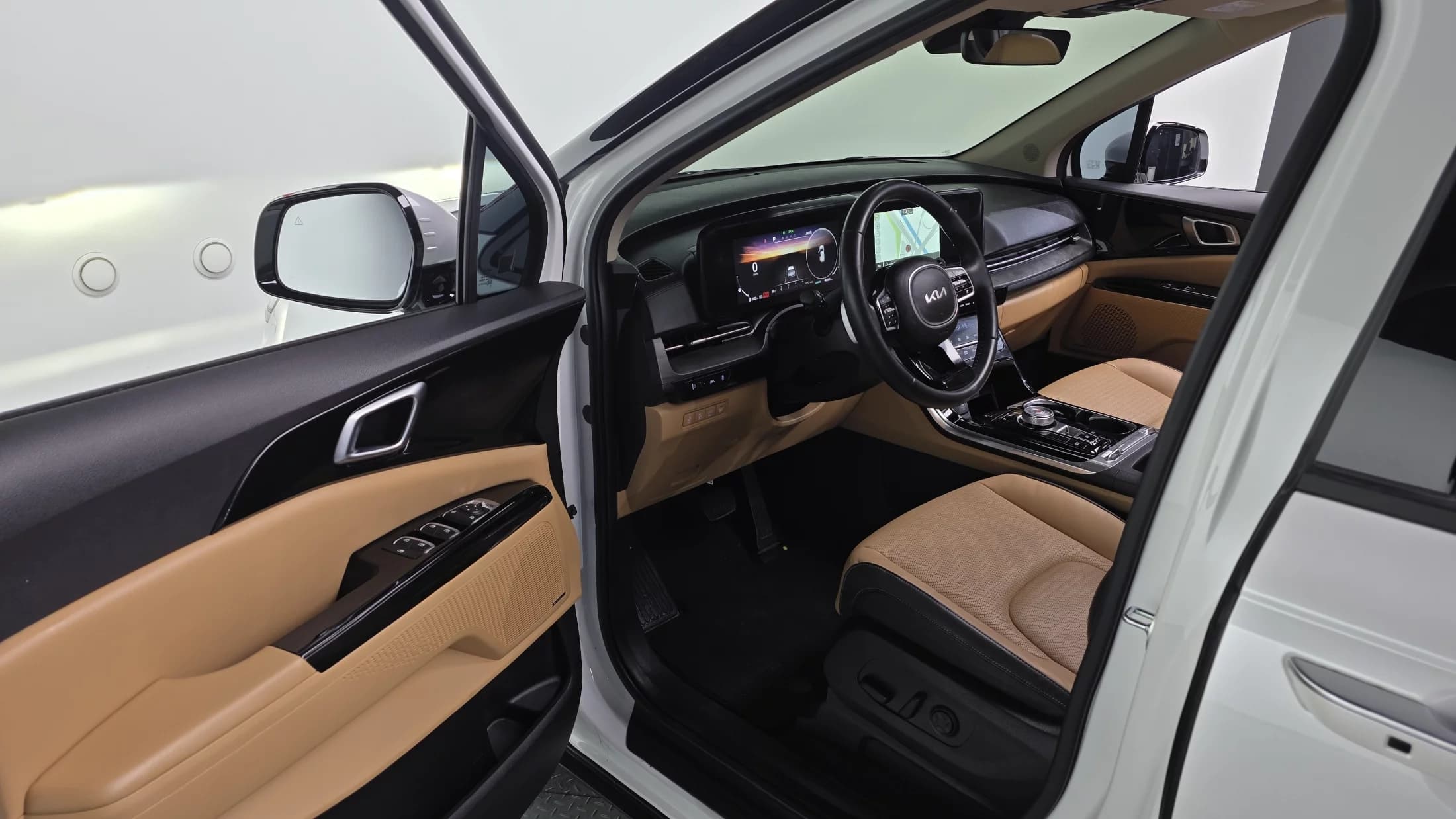 Kia Carnival 9-Seater Noblesse, 2023 г. 42174 км. — фото 11