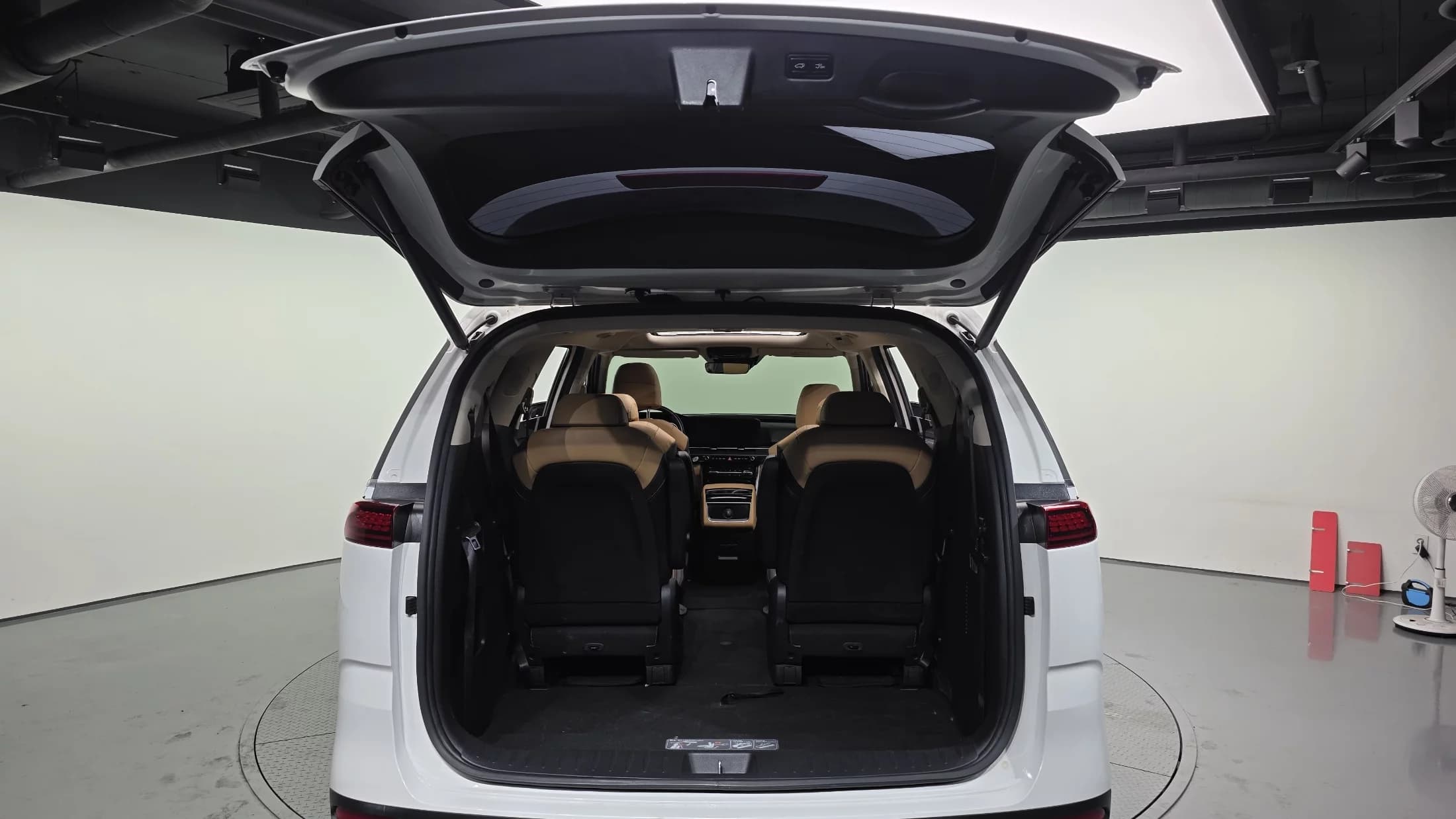 Kia Carnival 9-Seater Noblesse, 2023 г. 42174 км. — фото 20