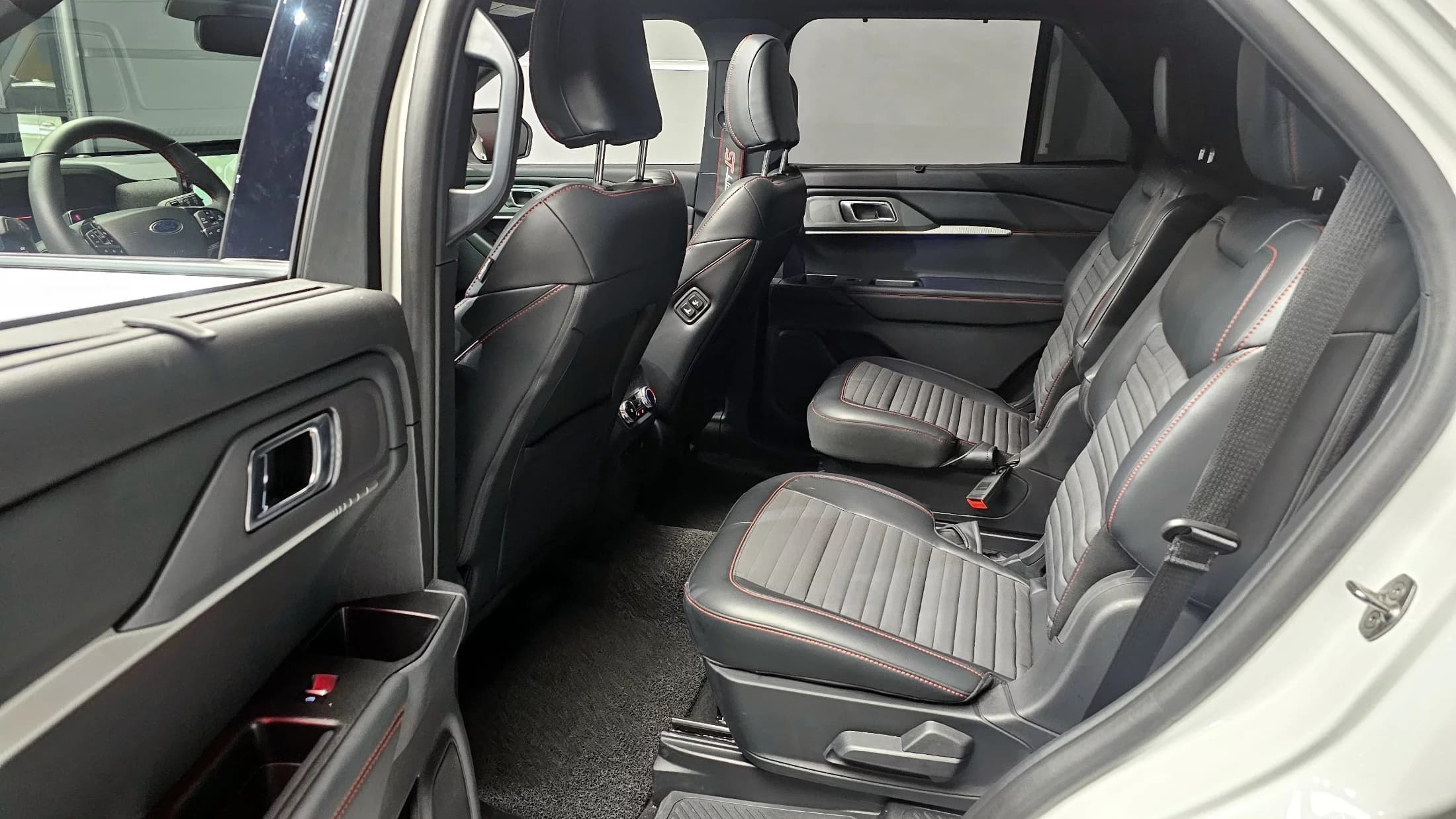 Ford EXPLORER 2.3 ST-Line 4WD, 2025 г. 5492 км. — фото 13
