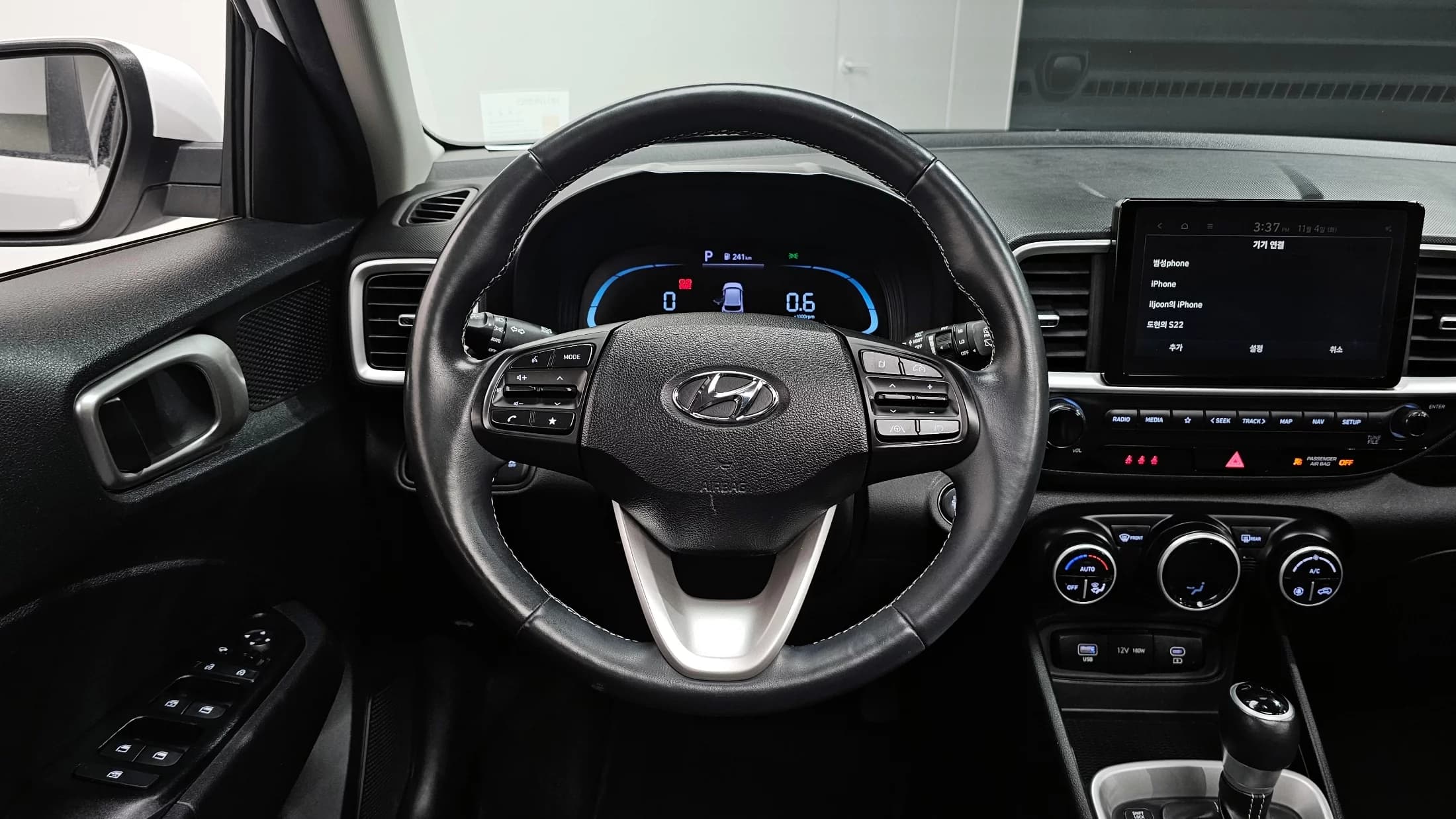Hyundai Venue 1,6 Premium, 2023 г. 54903 км. — фото 13