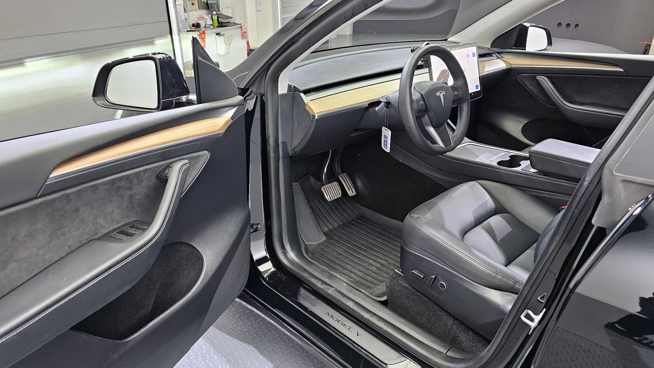 Tesla Model Y RWD, электромобиль, 2023 г. 31577 км. — фото 10