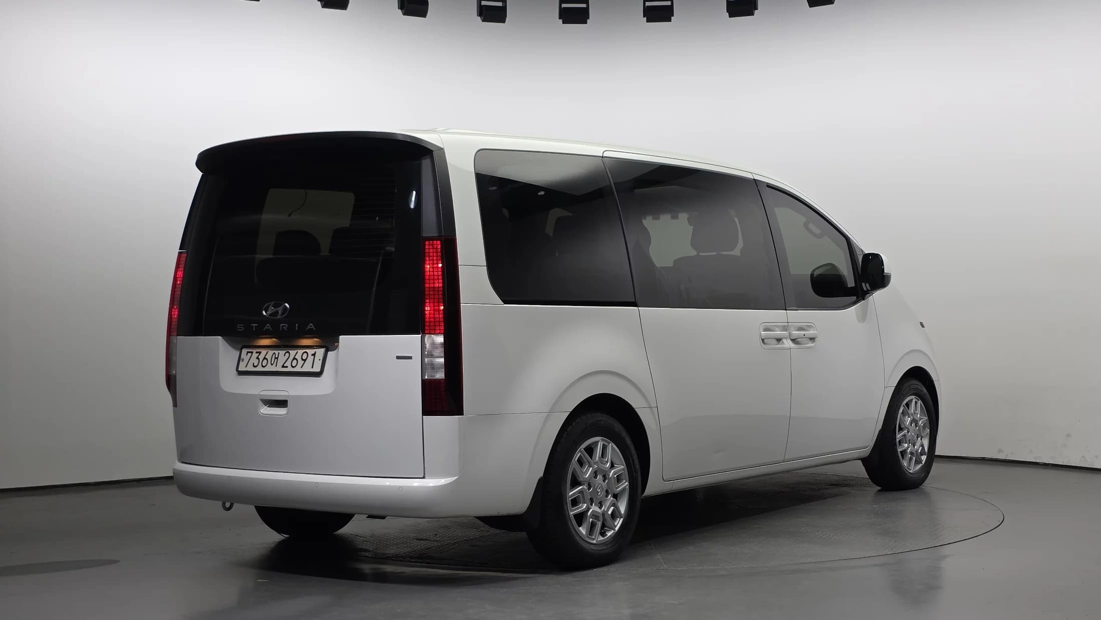 Hyundai Staria 4WD Tourer 11-Seater Modern, 2022 г. 70271 км. — фото 2