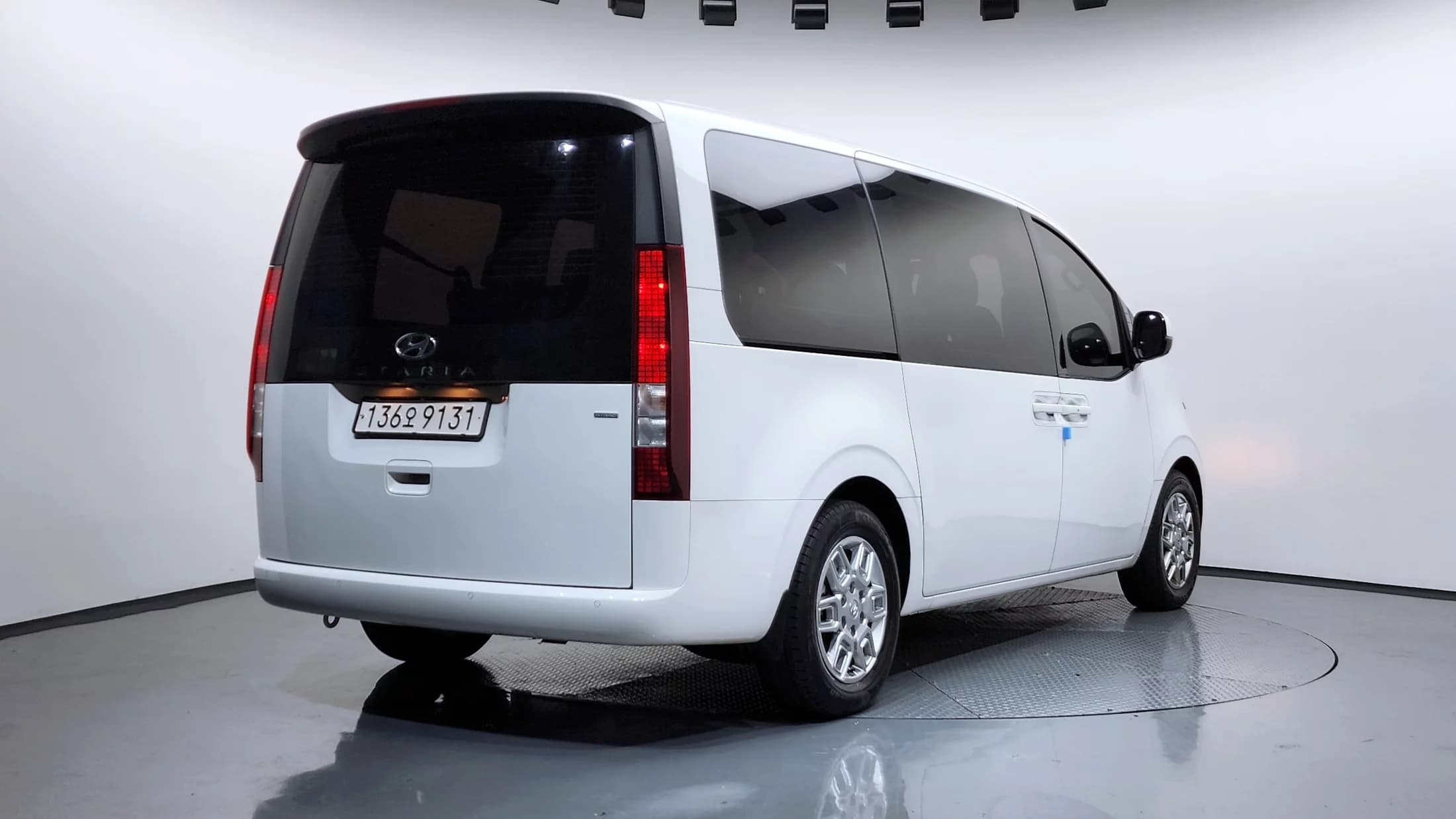 Hyundai Staria 4WD Tourer 9-Seater Modern, 2022 г. 63589 км. — фото 2
