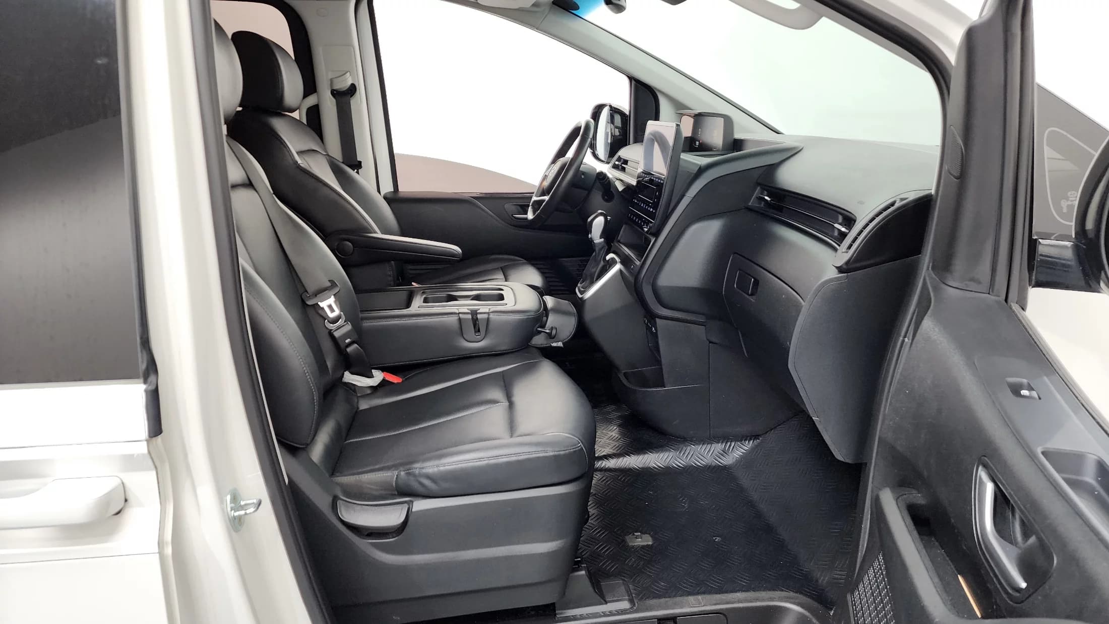 Hyundai Staria 4WD Tourer 9-Seater Modern, 2022 г. 63589 км. — фото 11