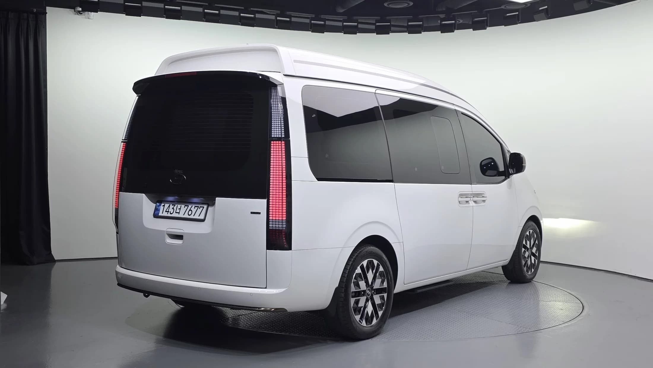 Hyundai Staria 4WD Lounge 9-Seater Limousine, 2023 г. 87404 км. — фото 2