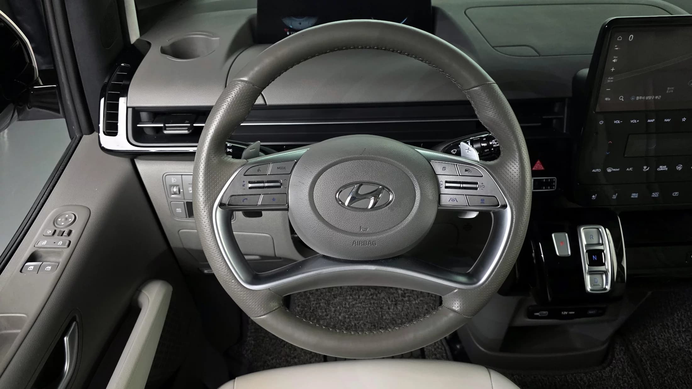 Hyundai Staria 4WD Lounge 9-Seater Limousine, 2023 г. 87404 км. — фото 14