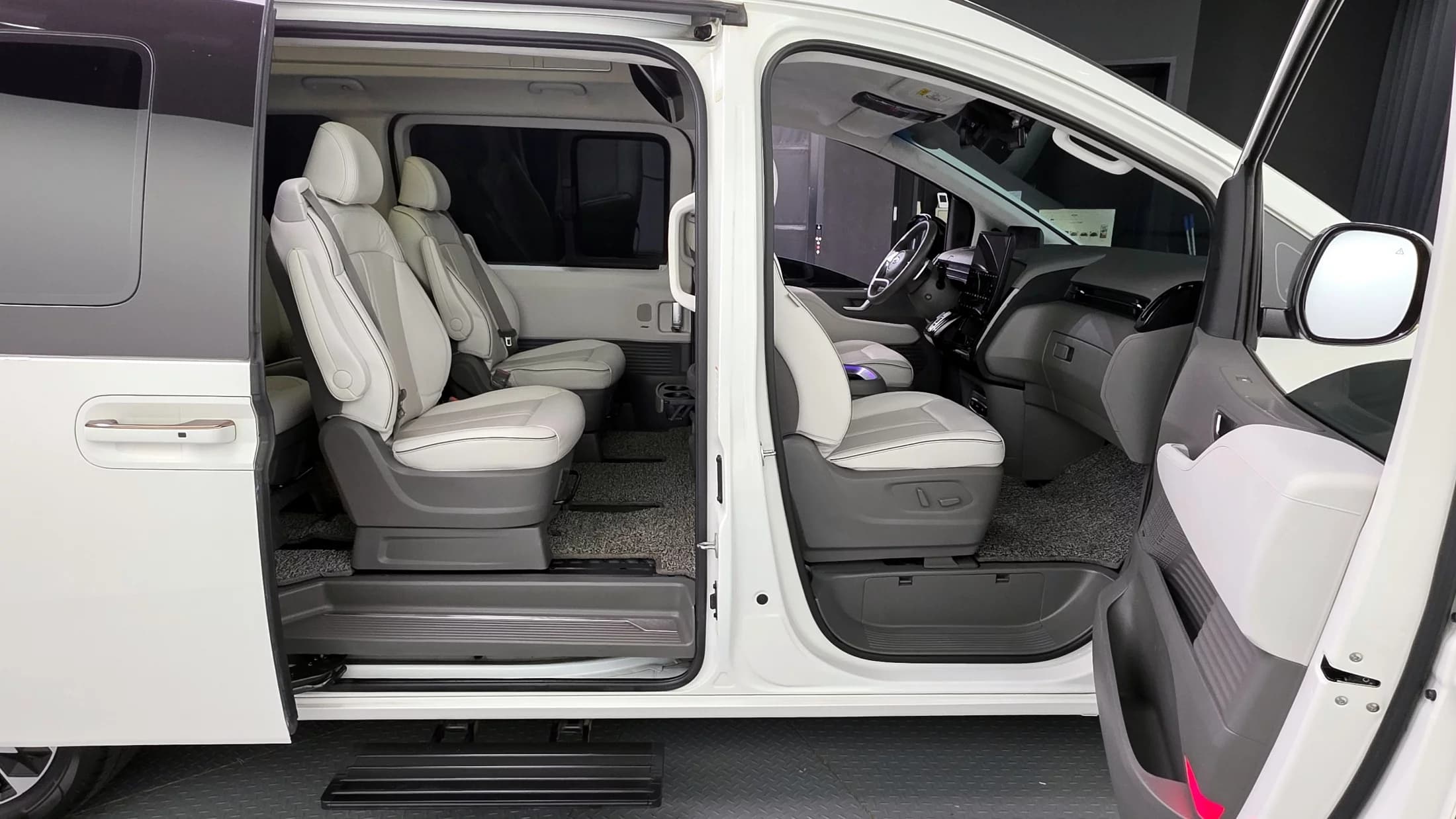 Hyundai Staria 4WD Lounge 9-Seater Limousine, 2023 г. 87404 км. — фото 20