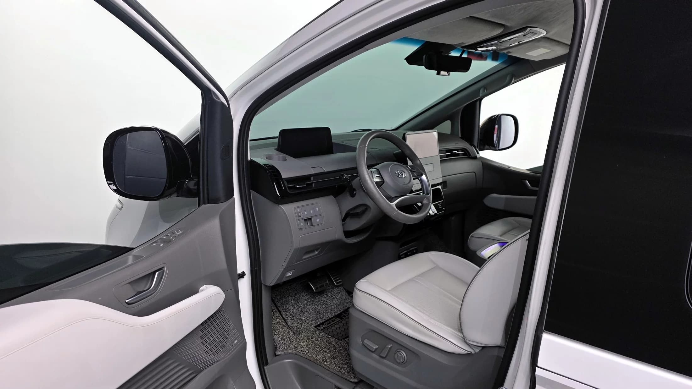 Hyundai Staria 4WD Lounge 9-Seater Limousine, 2023 г. 87404 км. — фото 10