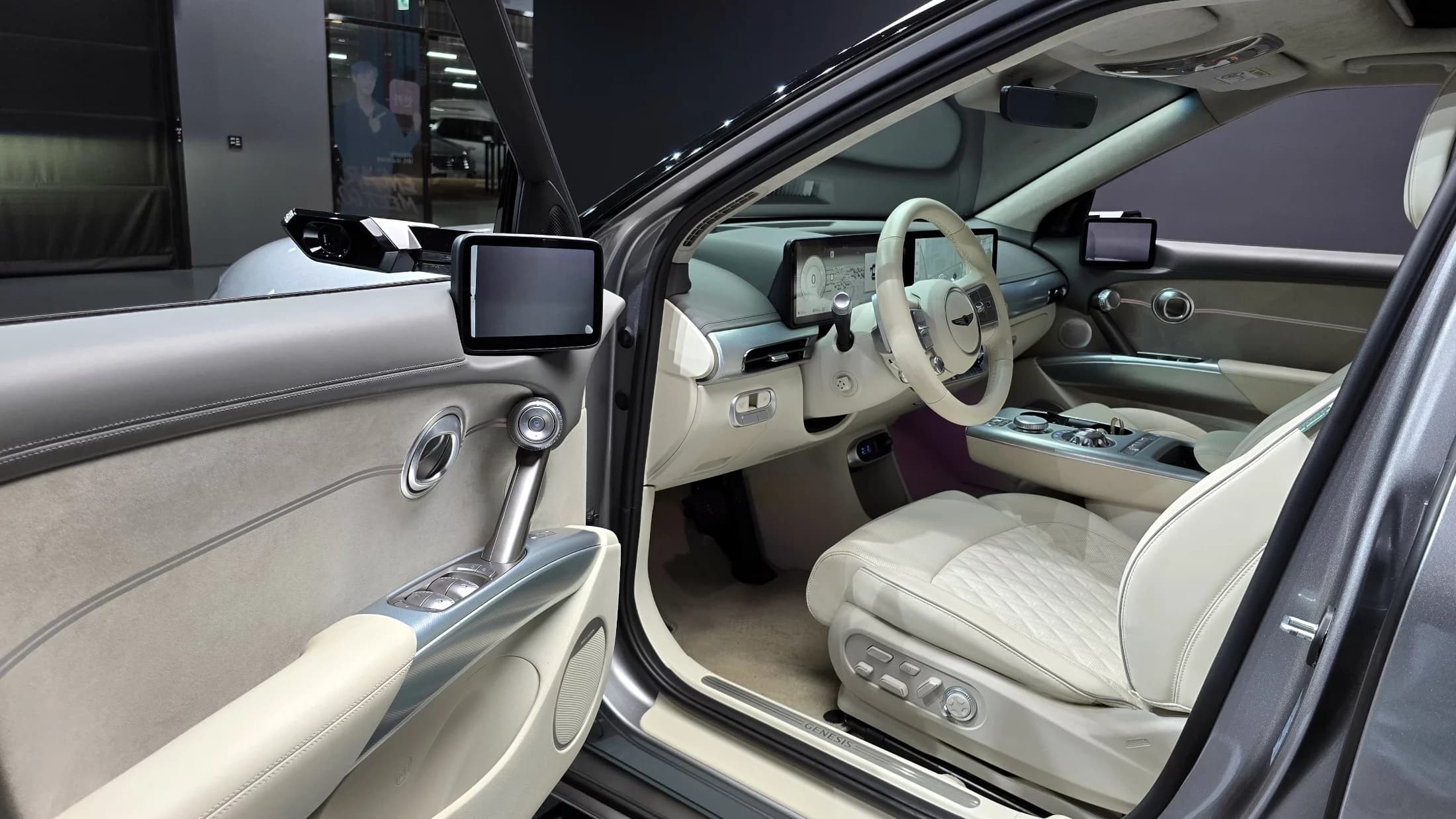Genesis GV60 Standard AWD, электромобиль, 2023 г. 32740 км. — фото 11