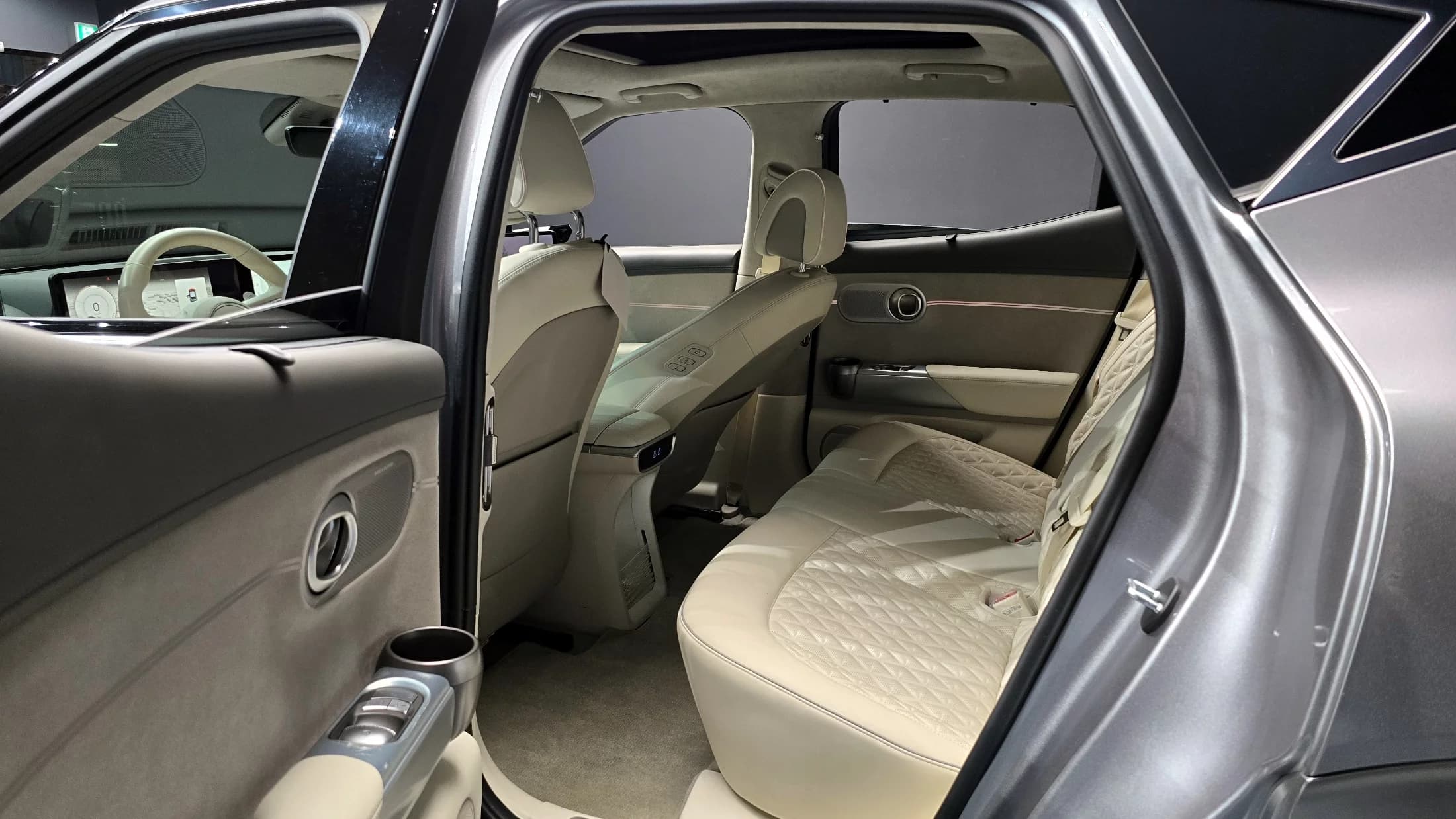 Genesis GV60 Standard AWD, электромобиль, 2023 г. 32740 км. — фото 13