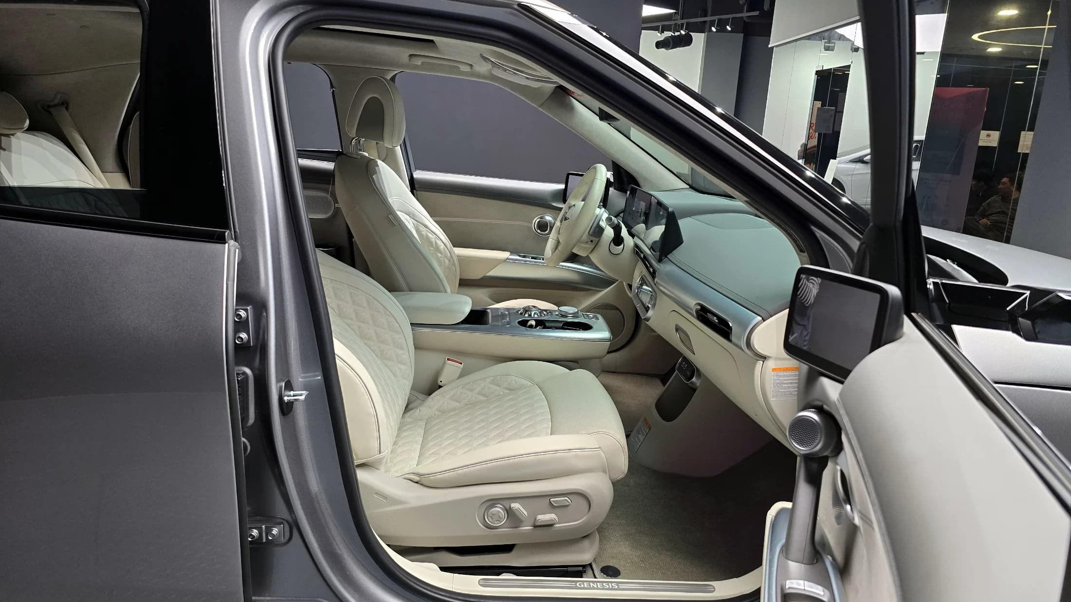 Genesis GV60 Standard AWD, электромобиль, 2023 г. 32740 км. — фото 10