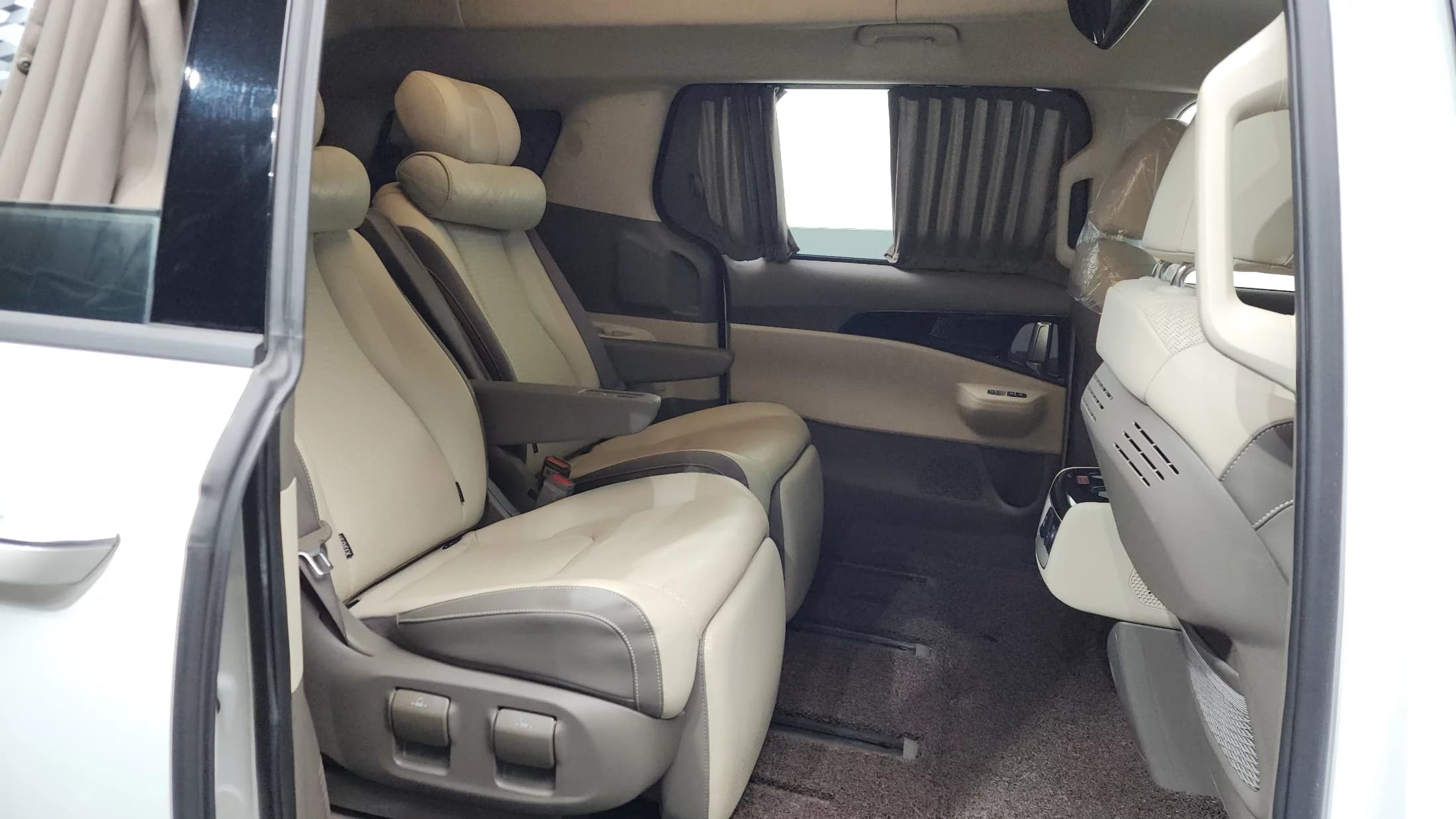 Kia Carnival Gasoline 7-Seater Hi Limousine Signature, 2024 г. 28468 км. — фото 12