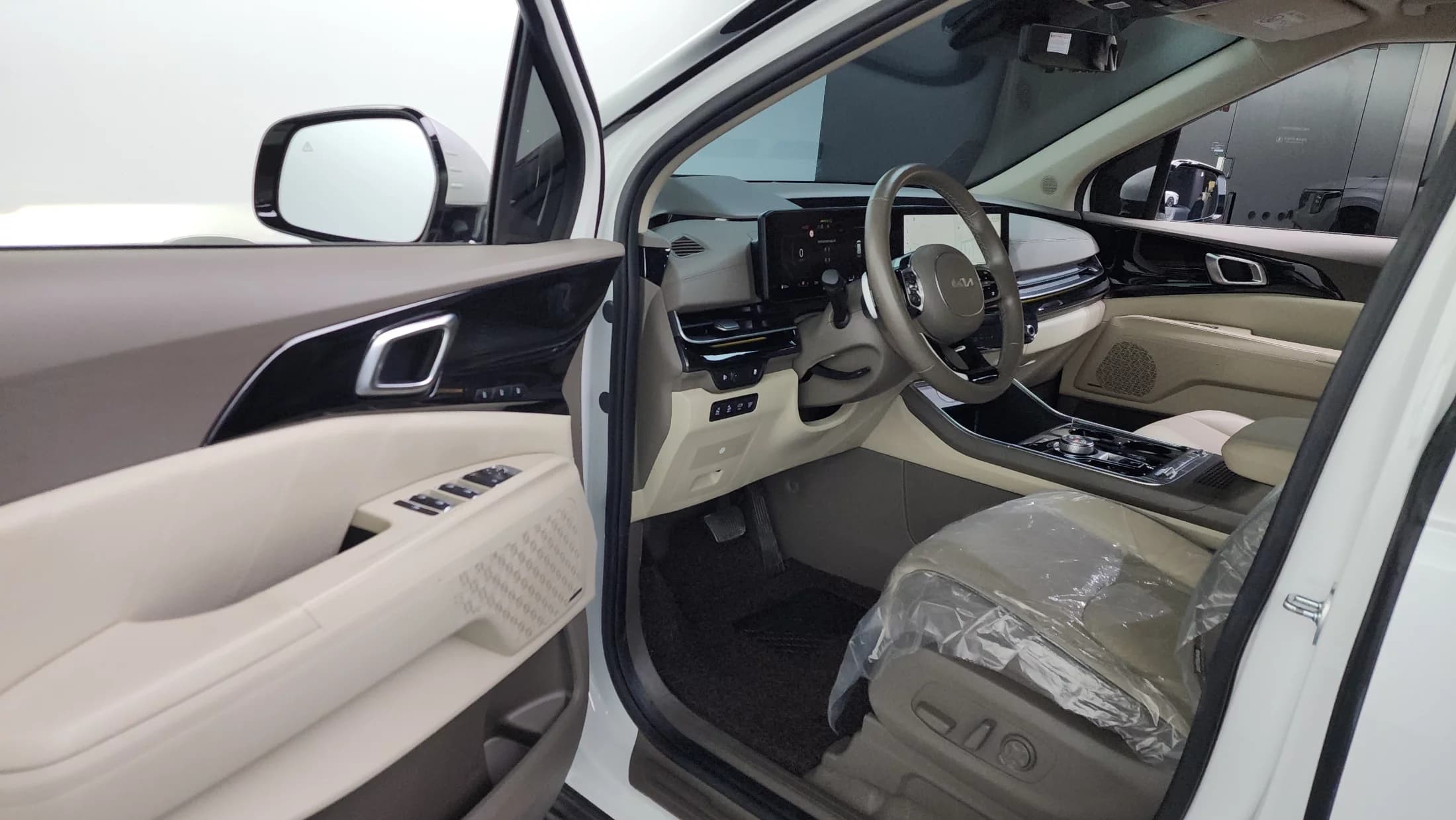 Kia Carnival Gasoline 7-Seater Hi Limousine Signature, 2024 г. 28468 км. — фото 10
