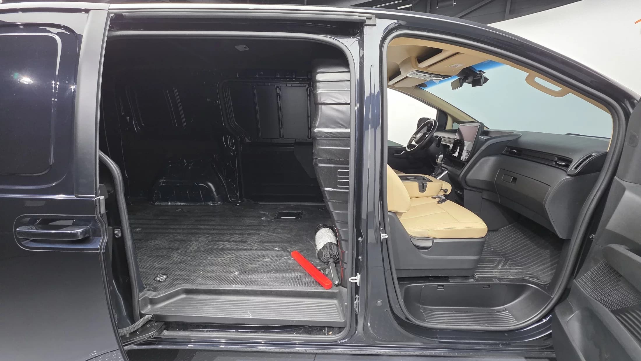 Hyundai Staria Cargo 3-Seater Modern, 2021 г. 60391 км. — фото 17