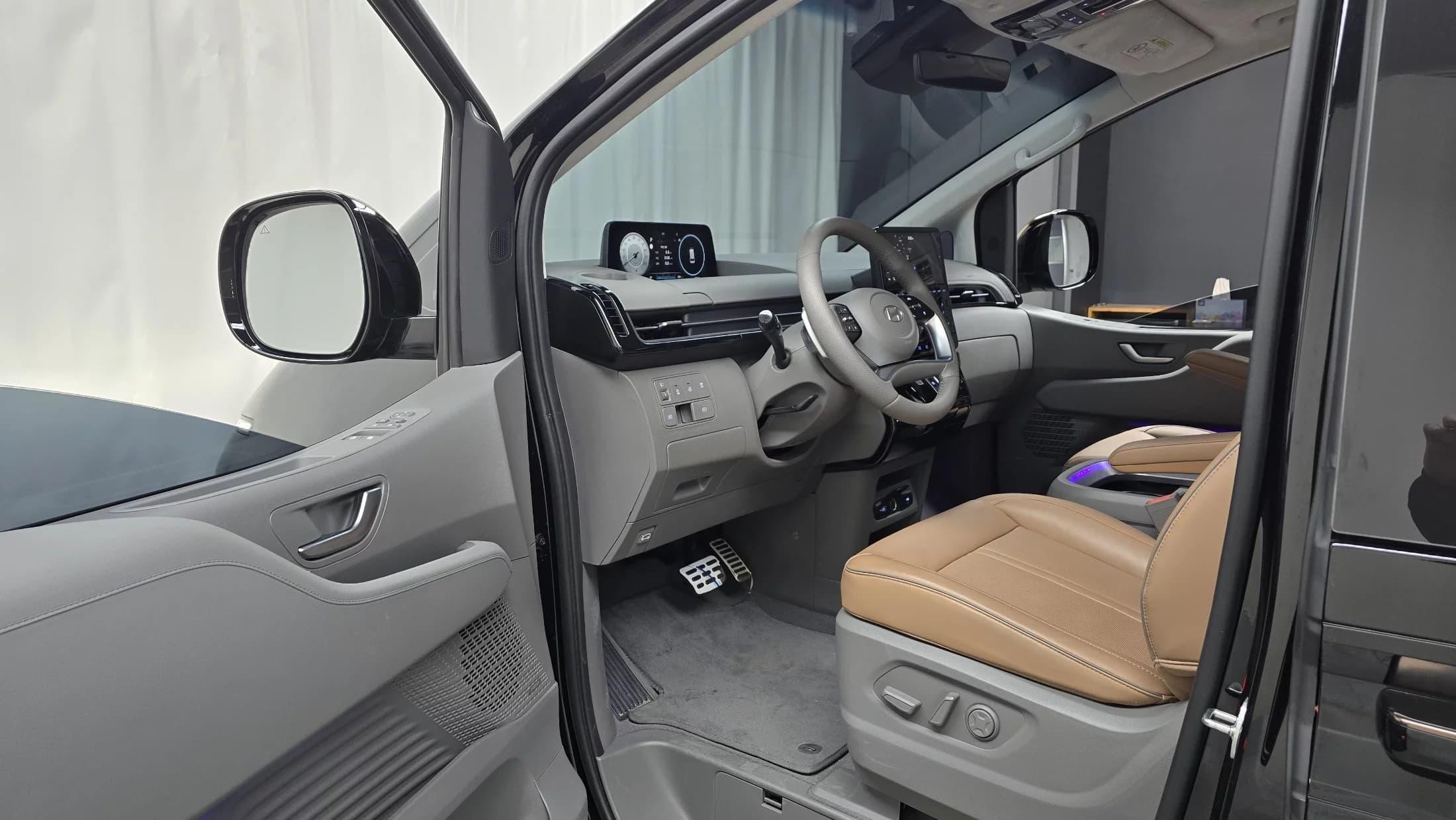 Hyundai Staria 4WD Lounge 7-Seater Inspiration, 2025 г. 17497 км. — фото 11