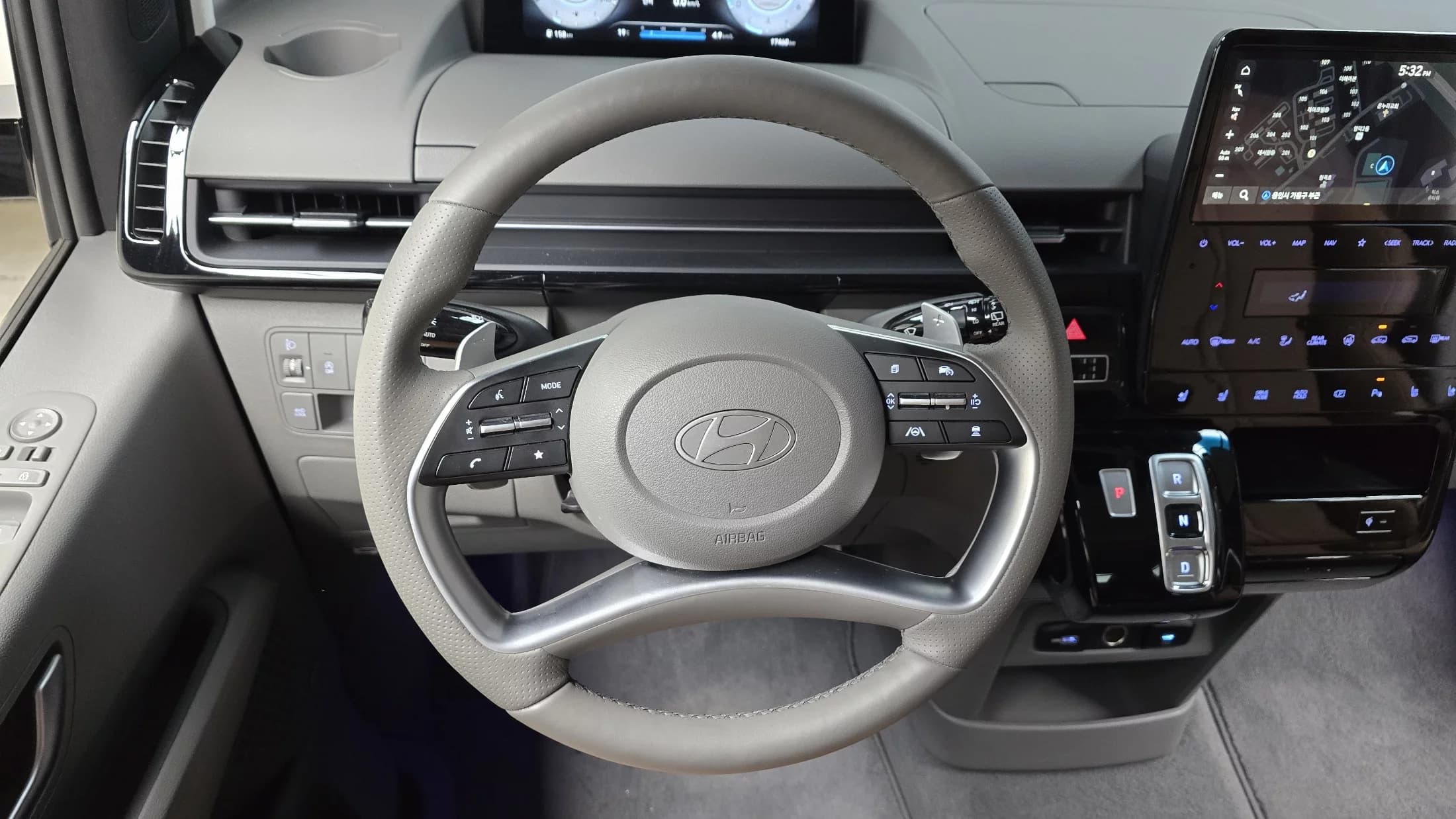 Hyundai Staria 4WD Lounge 7-Seater Inspiration, 2025 г. 17497 км. — фото 13