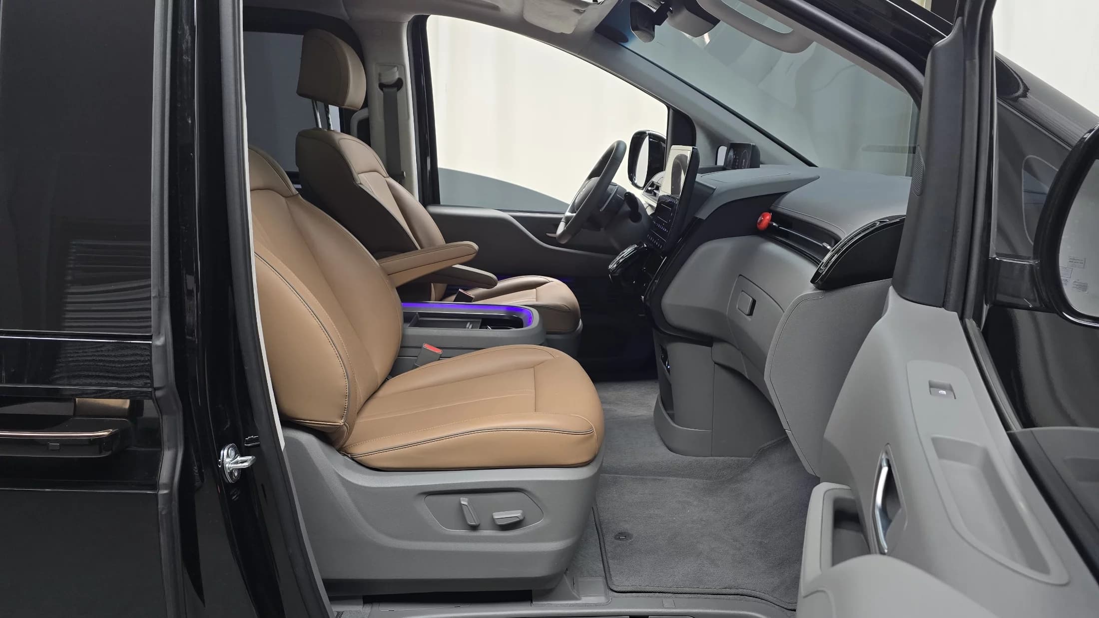 Hyundai Staria 4WD Lounge 7-Seater Inspiration, 2025 г. 17497 км. — фото 10