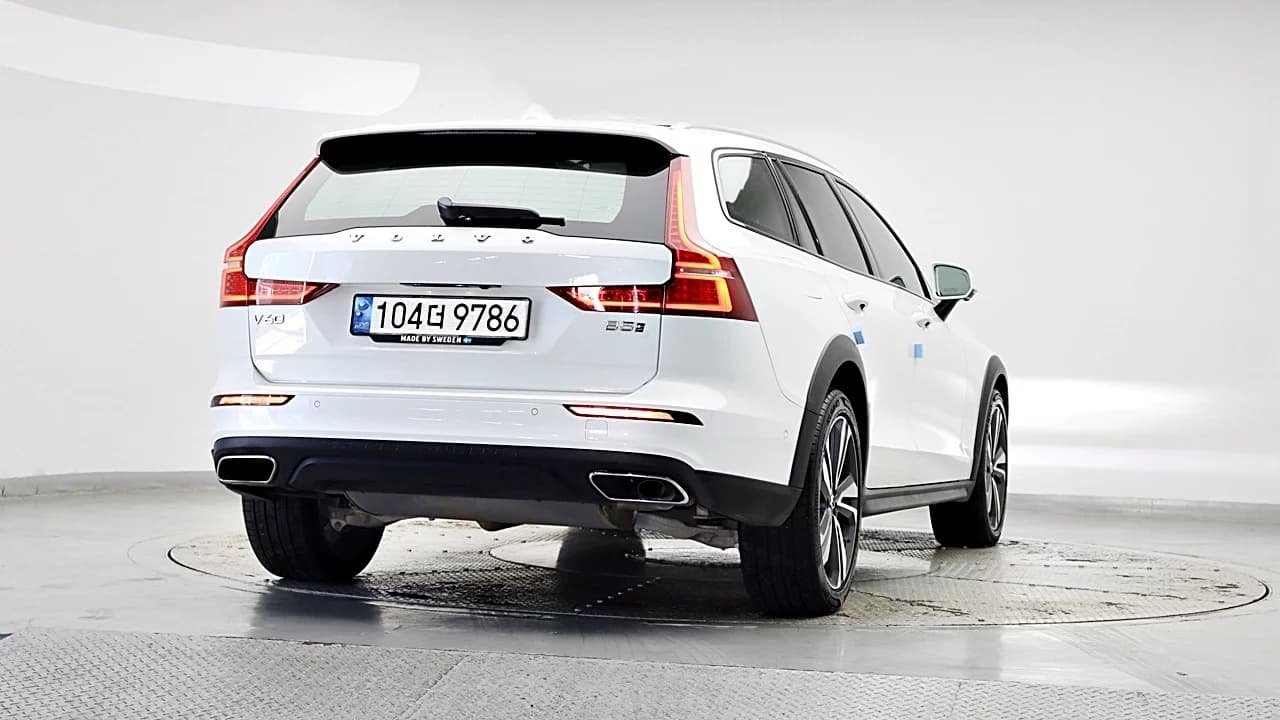 Volvo V60 B5 Pro AWD, 2021 г. 118741 км. — фото 2
