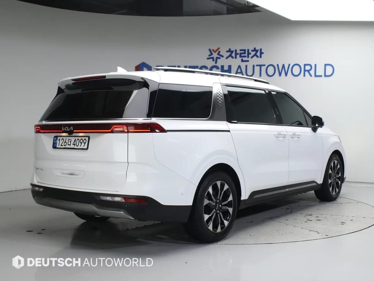 Kia Carnival 9-Seater Signature, 2023 г. 70313 км. — фото 2