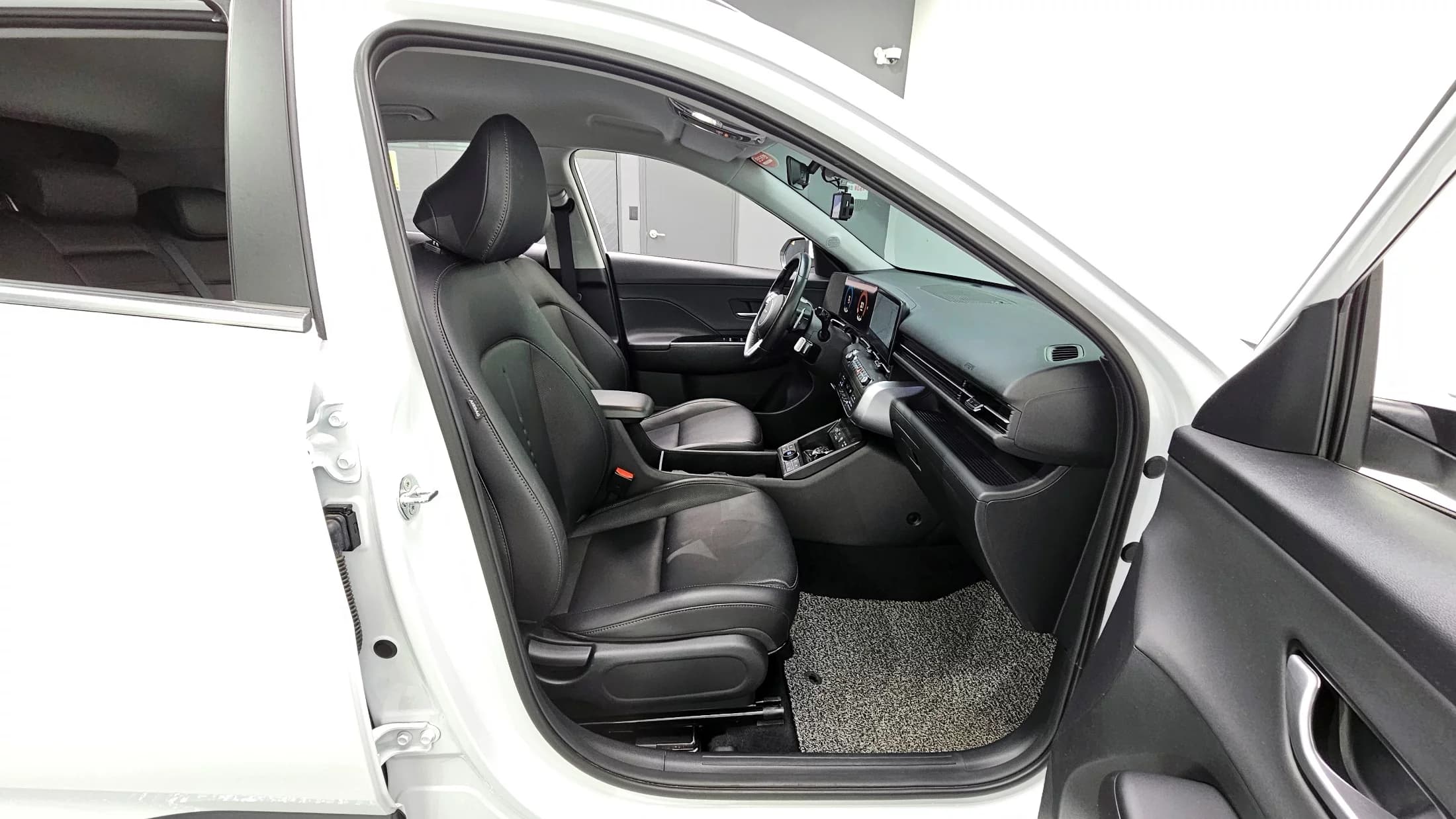 Hyundai Kona Gasoline 1.6 Turbo 2WD Premium, 2024 г. 43189 км. — фото 12
