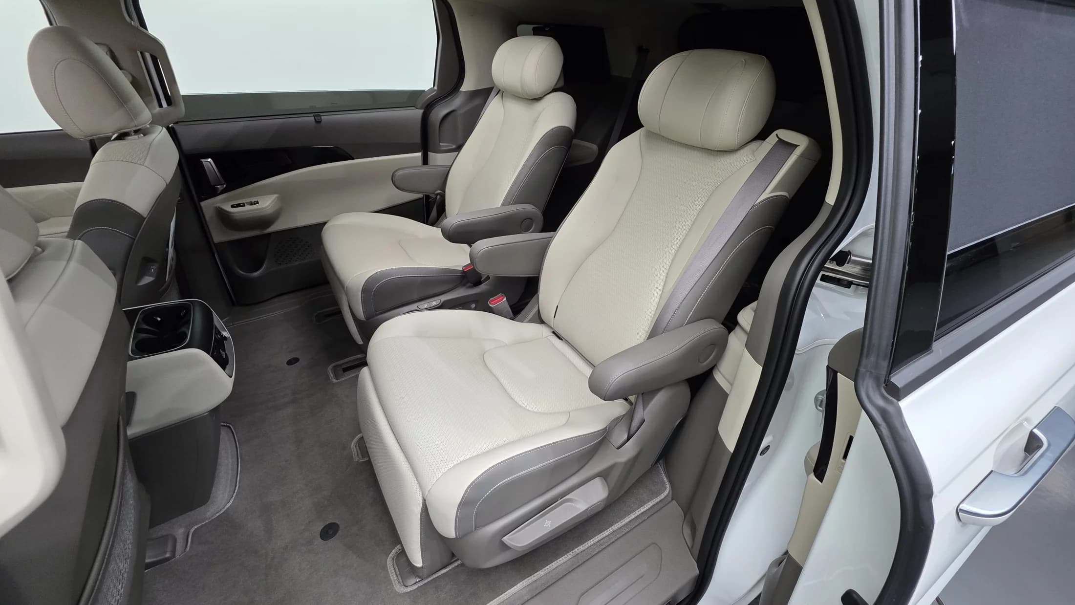 Kia Carnival Gasoline 7-Seater Signature, 2025 г. 2792 км. — фото 17