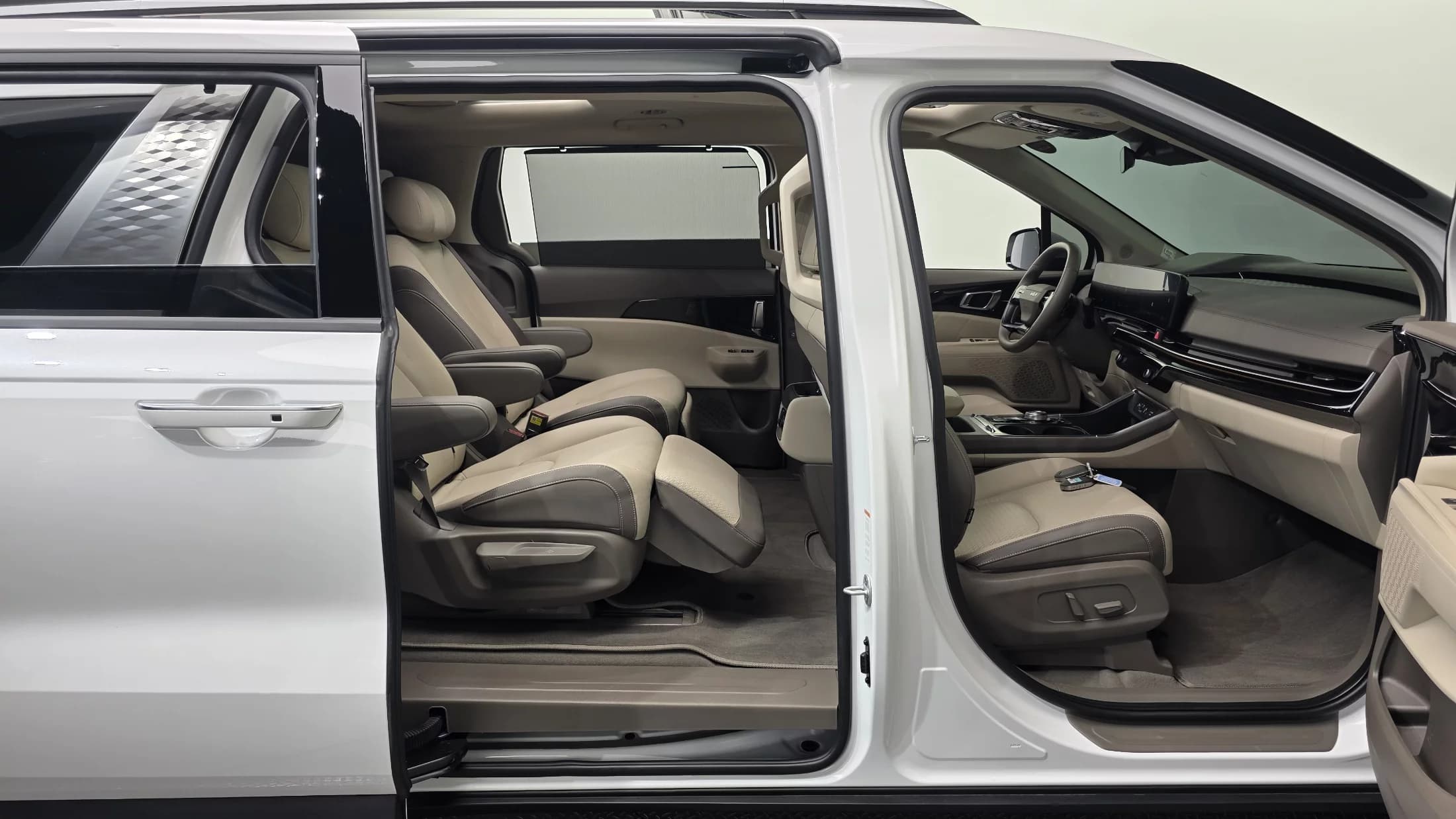 Kia Carnival Gasoline 7-Seater Signature, 2025 г. 2792 км. — фото 19