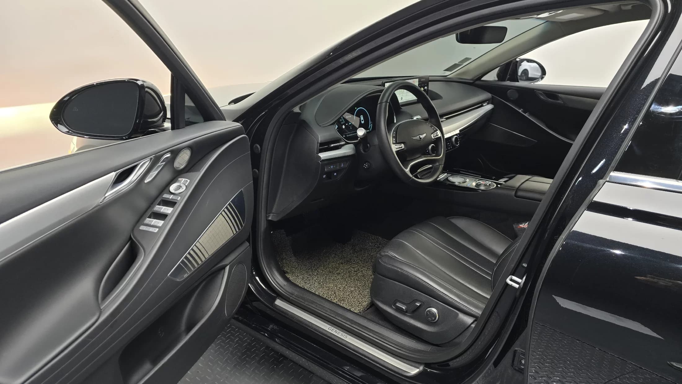 Genesis Electrified G80 e-AWD, электромобиль, 2022 г. 28248 км. — фото 11