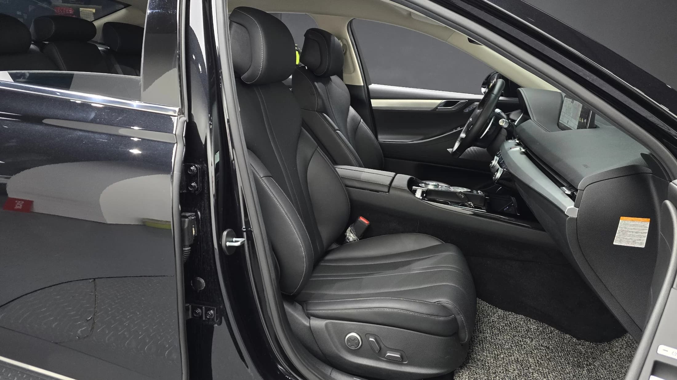 Genesis Electrified G80 e-AWD, электромобиль, 2022 г. 28248 км. — фото 10