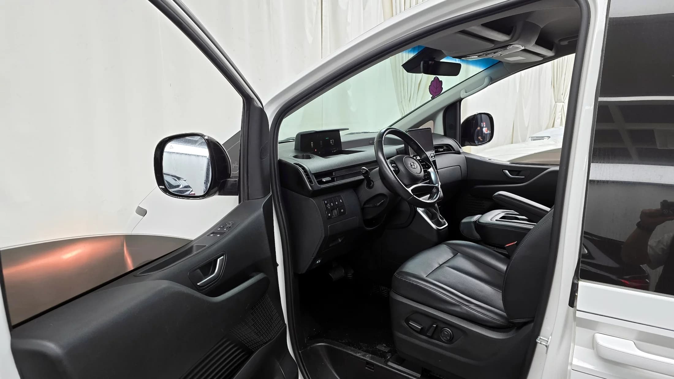 Hyundai Staria 4WD Tourer 9-Seater Modern, 2022 г. 66708 км. — фото 5