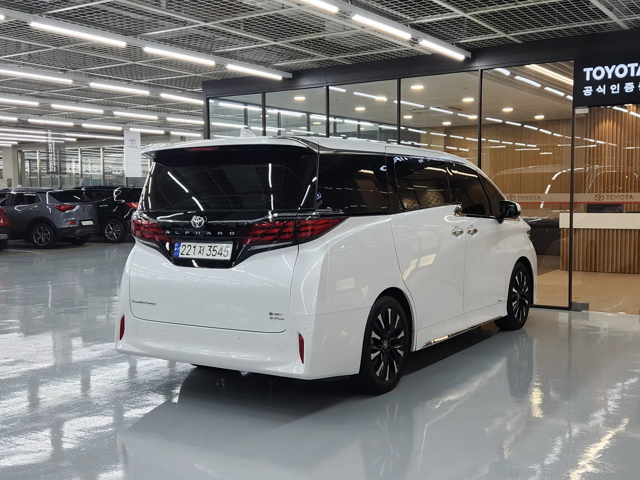Toyota ALPHARD AWD, гибрид, 2023 г. 17514 км. — фото 2
