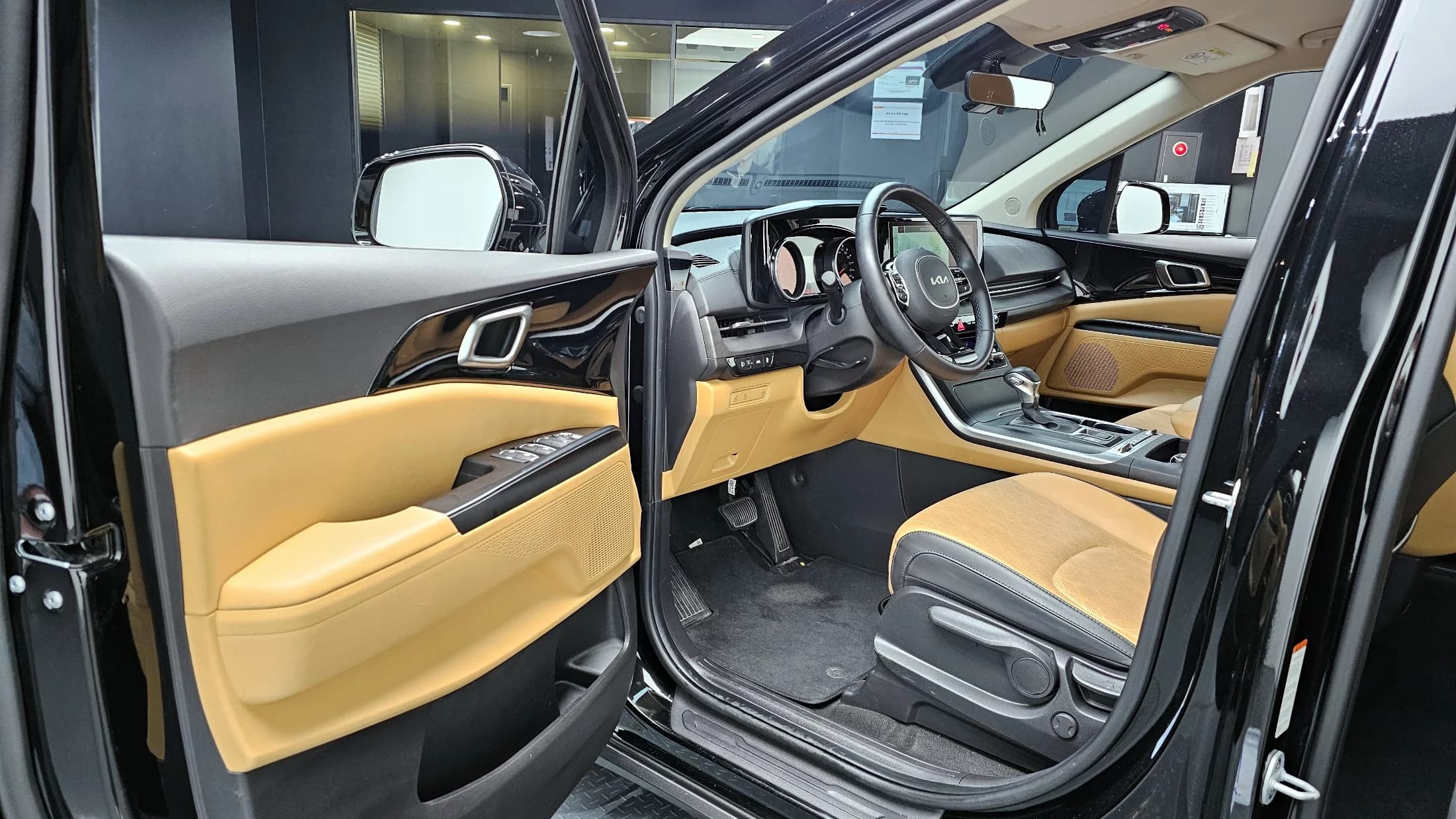 Kia Carnival 9-Seater Prestige, 2022 г. 45894 км. — фото 11