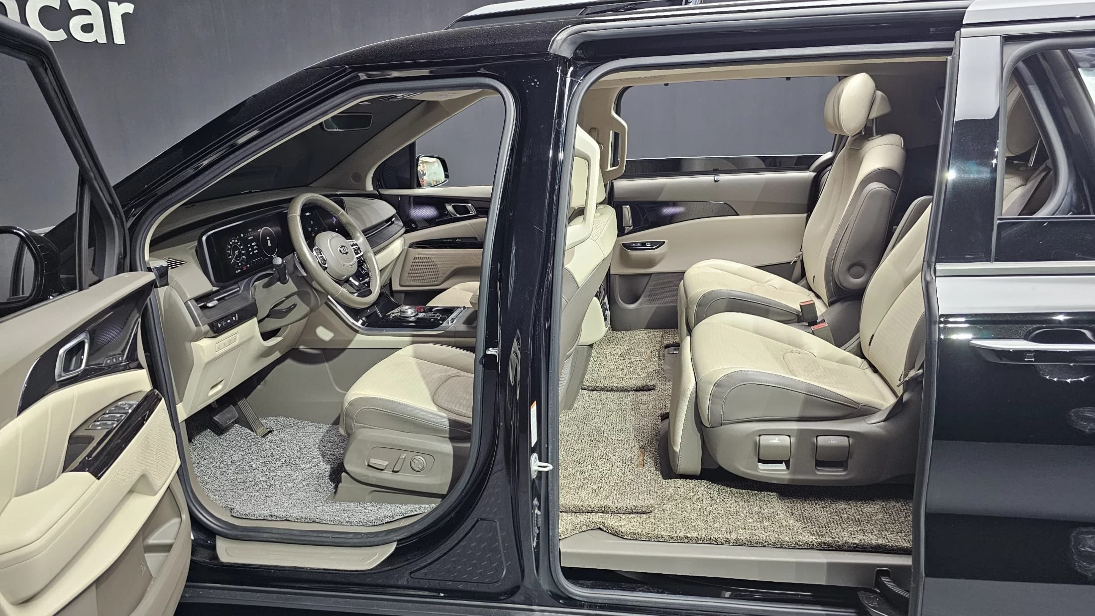 Kia Carnival 7-Seater Signature, 2021 г. 86102 км. — фото 11