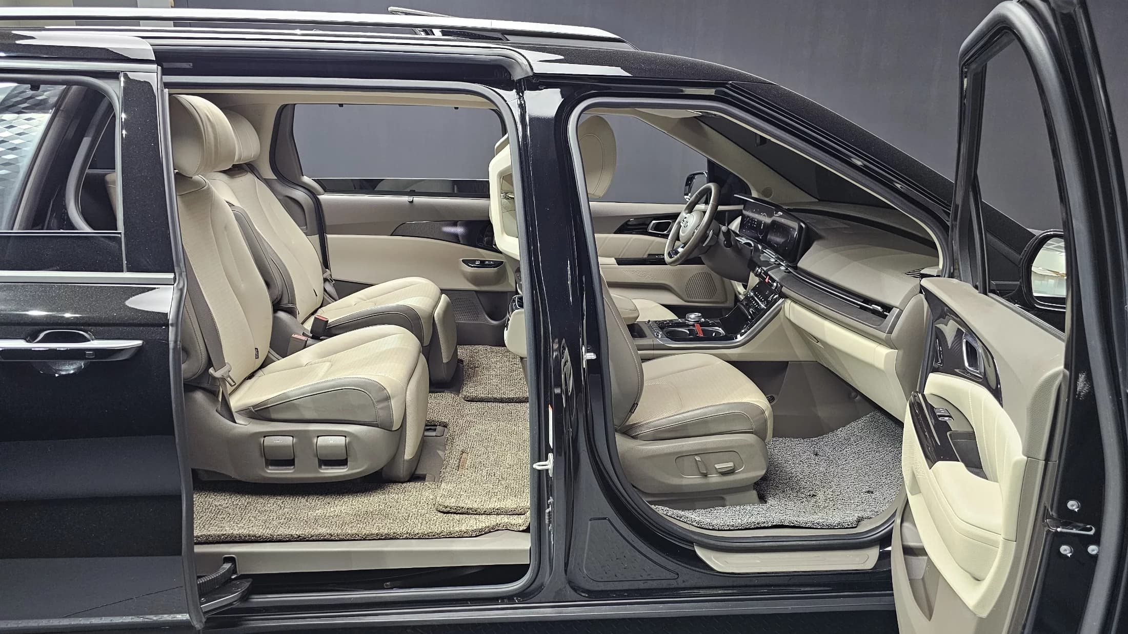 Kia Carnival 7-Seater Signature, 2021 г. 86102 км. — фото 12
