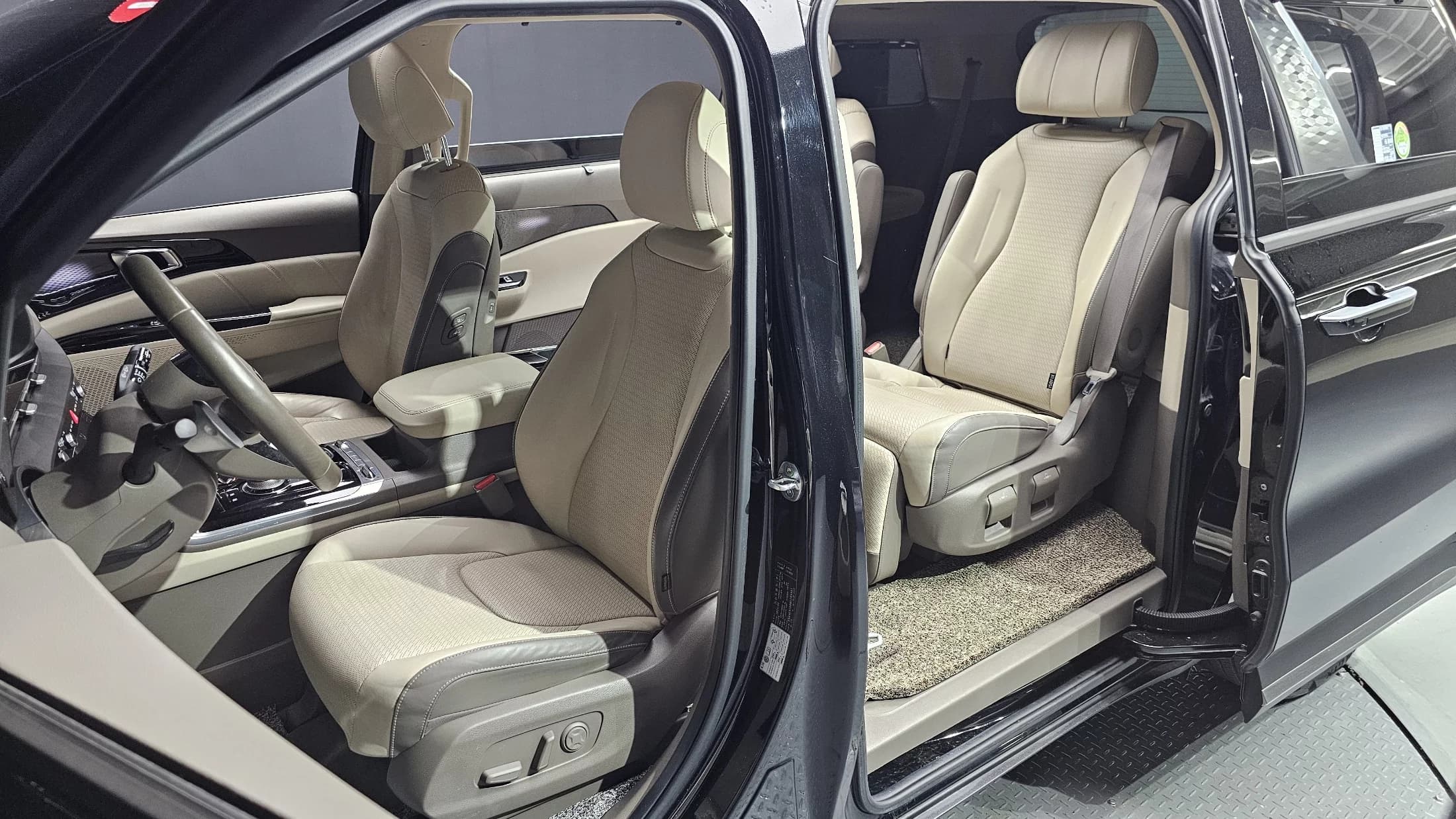 Kia Carnival 7-Seater Signature, 2021 г. 86102 км. — фото 10