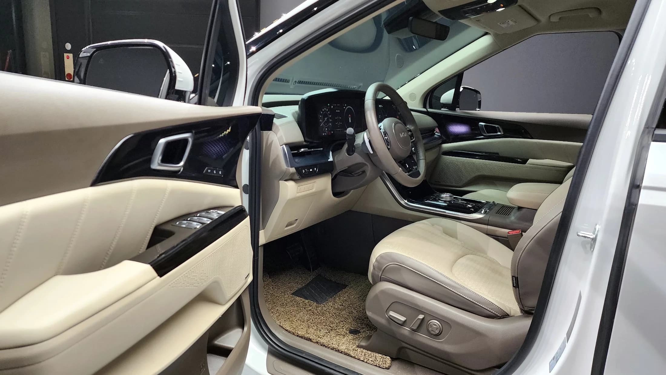 Kia Carnival Gasoline 9-Seater Hi-Limousine Signature, 2022 г. 38228 км. — фото 11