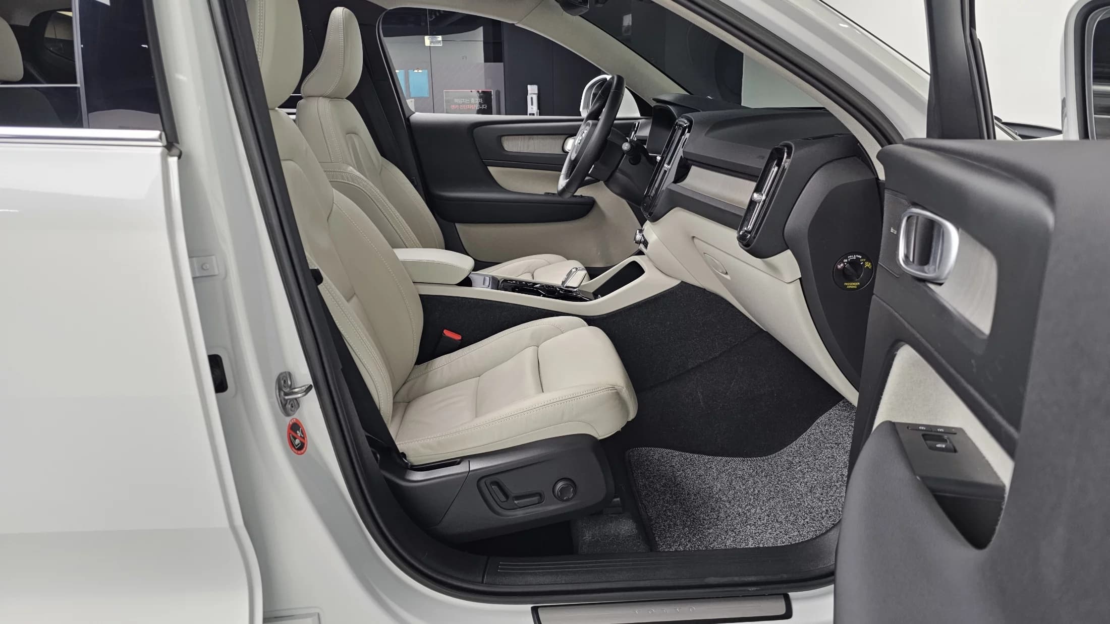 Volvo XC40 B4 Ultimate Bright, 2023 г. 33565 км. — фото 11