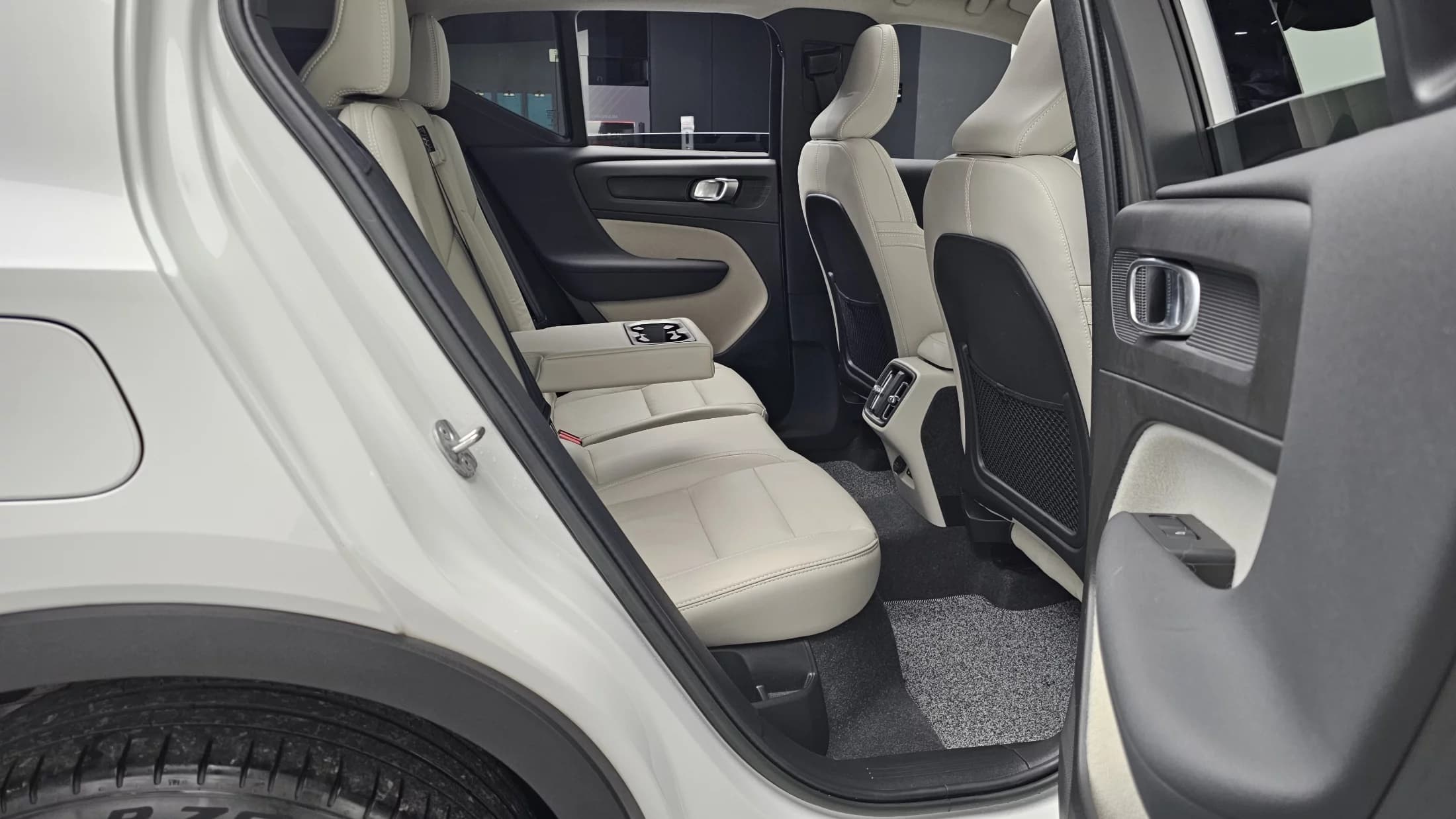 Volvo XC40 B4 Ultimate Bright, 2023 г. 33565 км. — фото 12