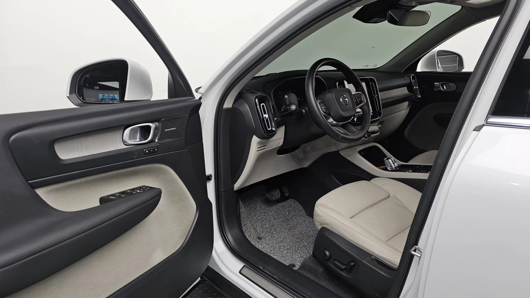 Volvo XC40 B4 Ultimate Bright, 2023 г. 33565 км. — фото 10