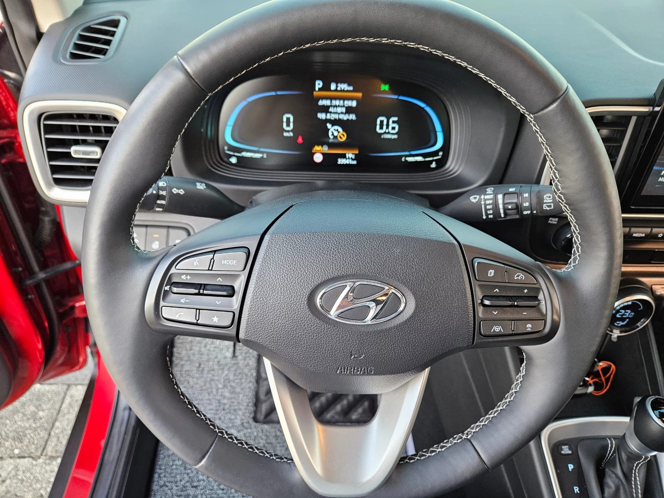 Hyundai Venue 1,6 Premium, 2023 г. 33603 км. — фото 10